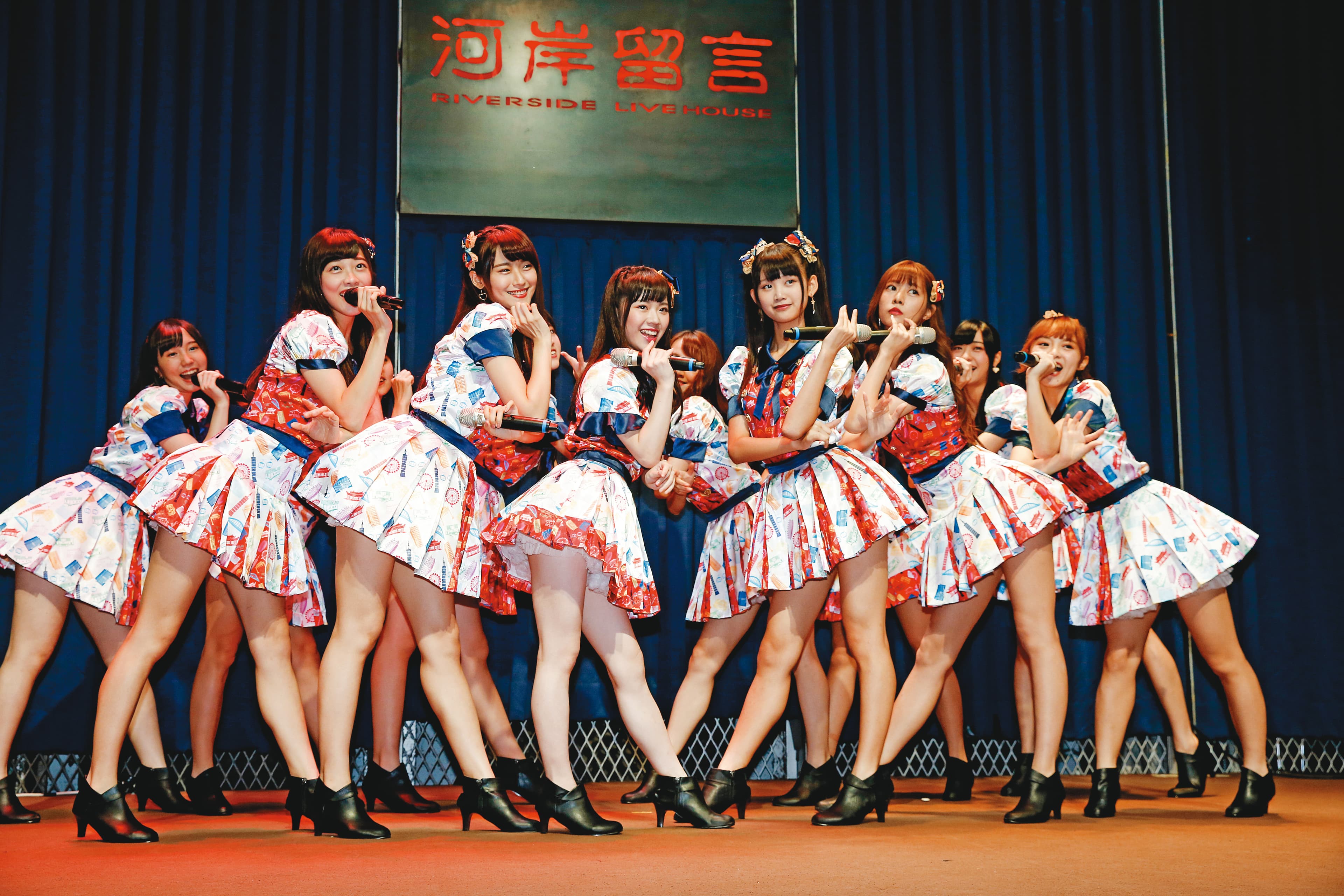 邱品涵(前排左三)自15歲開始受訓,直到去年終於以AKB48 Team TP成功出道。