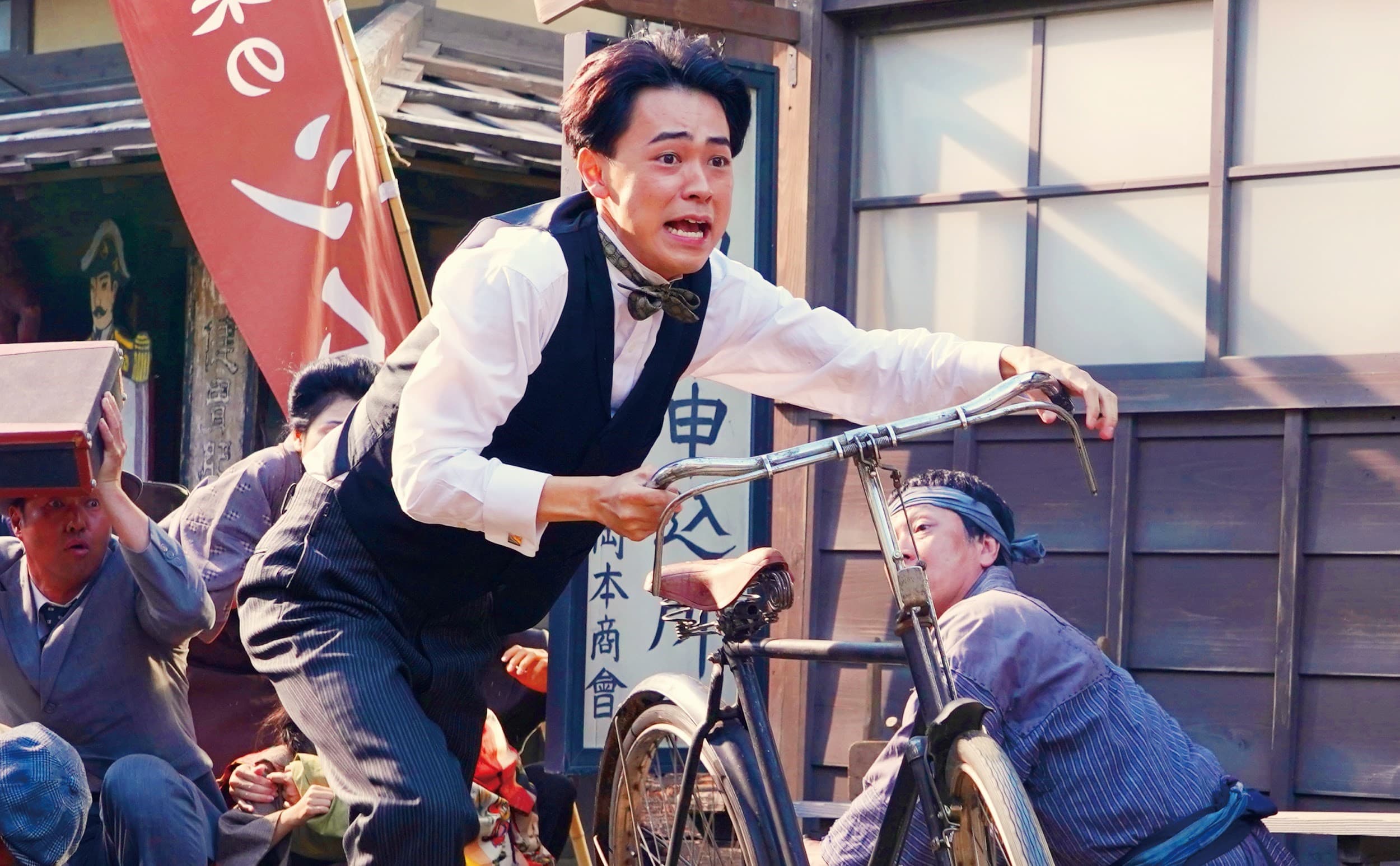 成田凌(中)主演的 《王牌辯士》日前在金馬影展期間放映獲得好評、名列觀眾票選第五名,將於本月底在台上映。(天馬行空提供)
