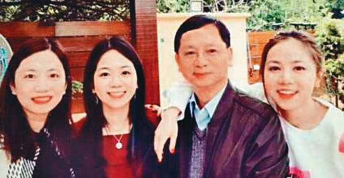 鄧父(右二)屬羞澀型,不喜歡出現在鏡頭前,鄧紫棋曾在過年期間po全家福照,並感謝父親讓她破例分享給粉絲。(翻攝自鄧紫棋臉書)