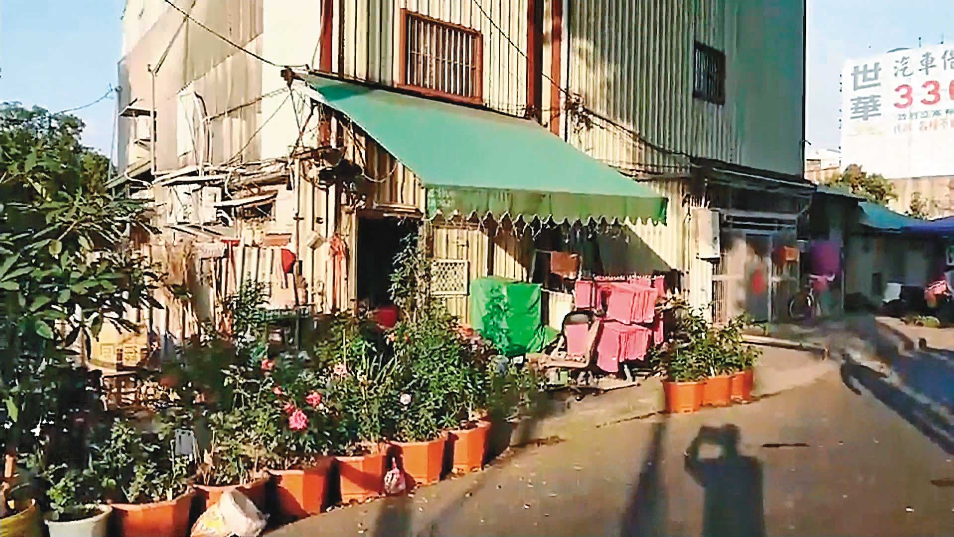 發生命案的台南市東豐路鐵路旁違建,是經營30年的私娼寮。(東森新聞提供)