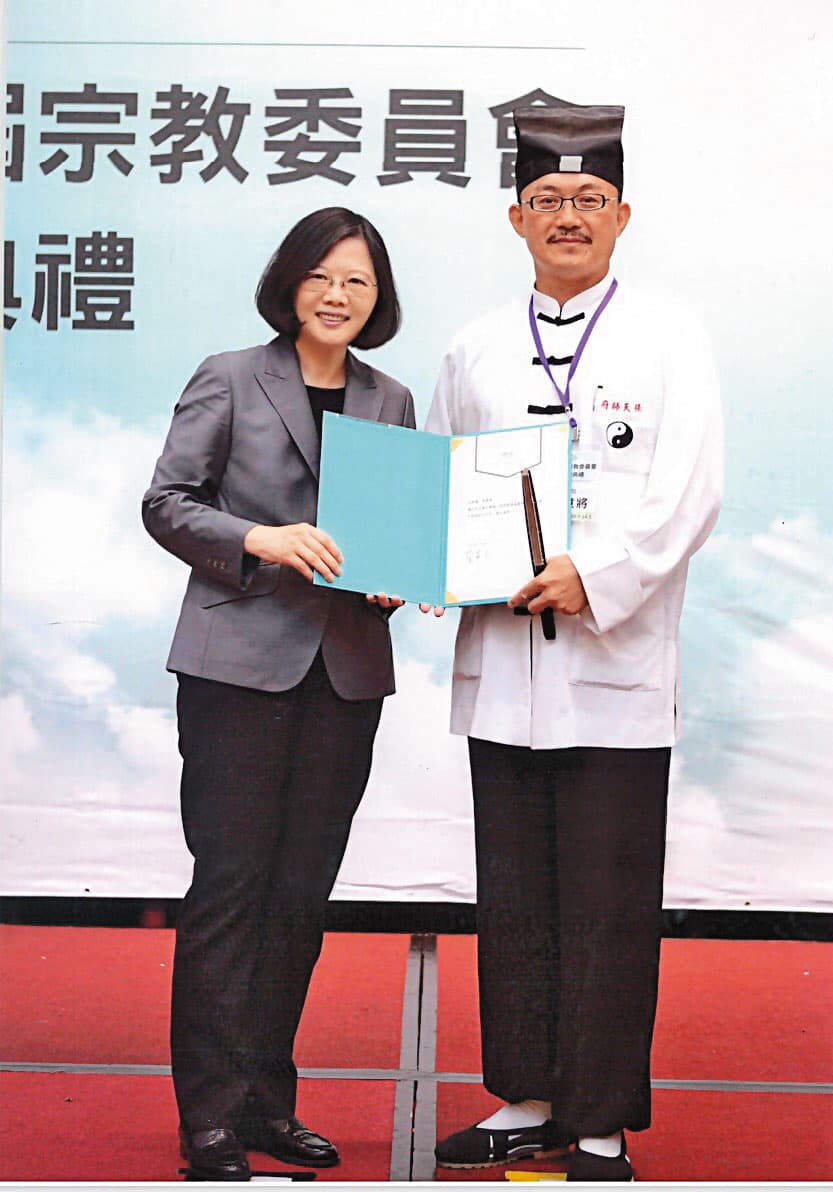 自稱65代天師的張意將(右)曾以道教代表身分,加入總統蔡英文(左)的宗教後援會。(張意將提供)