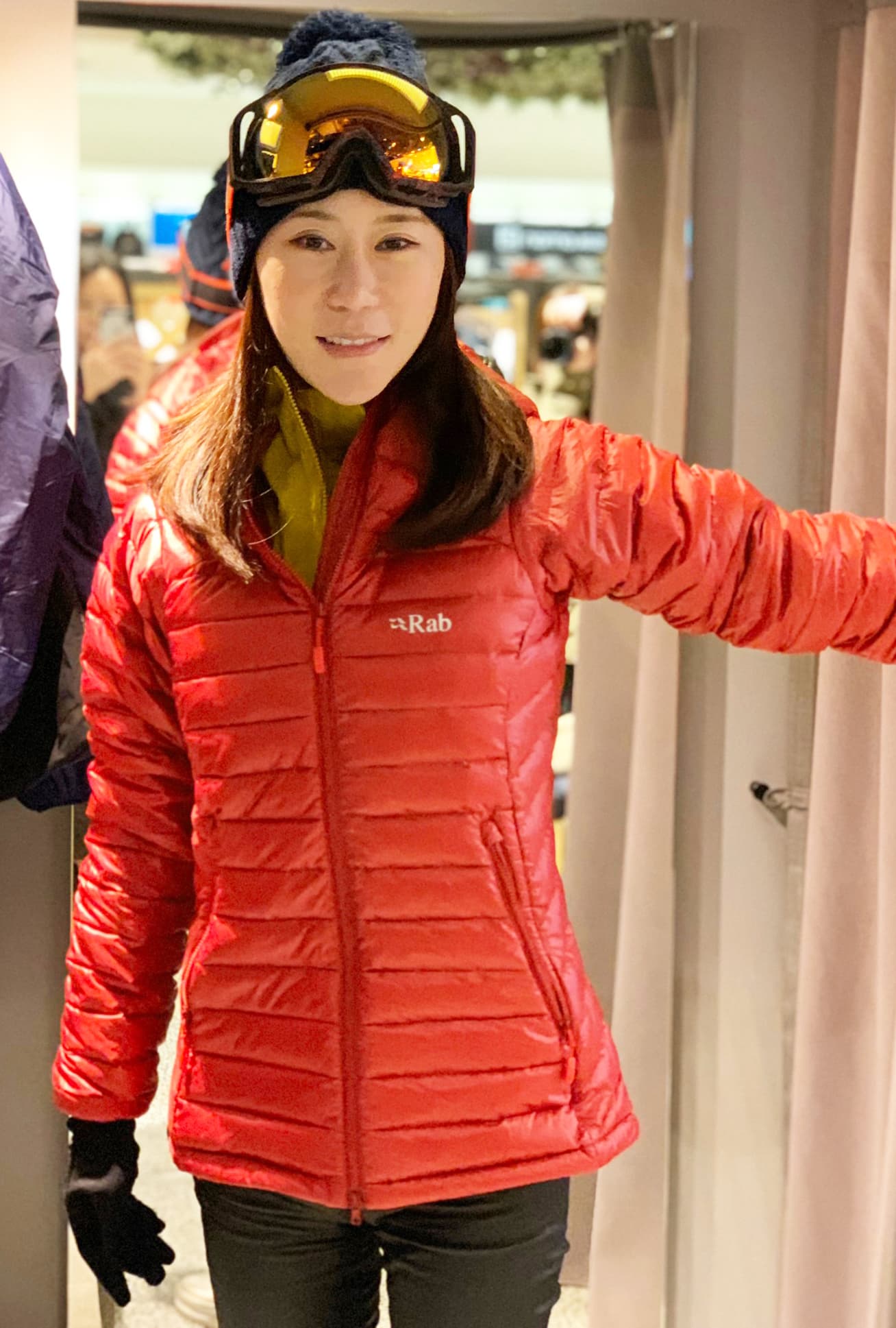 揮別新聞風暴,安晨妤即將帶小孩至歐美滑雪,行前特地到知名歐美品牌店挑選機能性外套。(芸演藝提供)