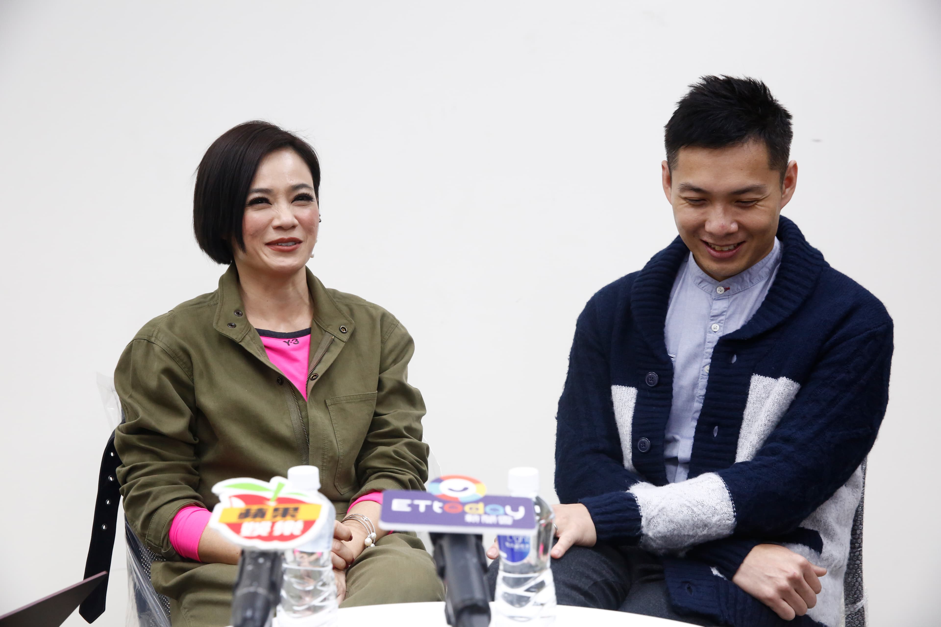 與媒體訪談時,陳哲藝與楊雁雁頗有默契,陳哲藝偶爾還會小虧一下楊雁雁。