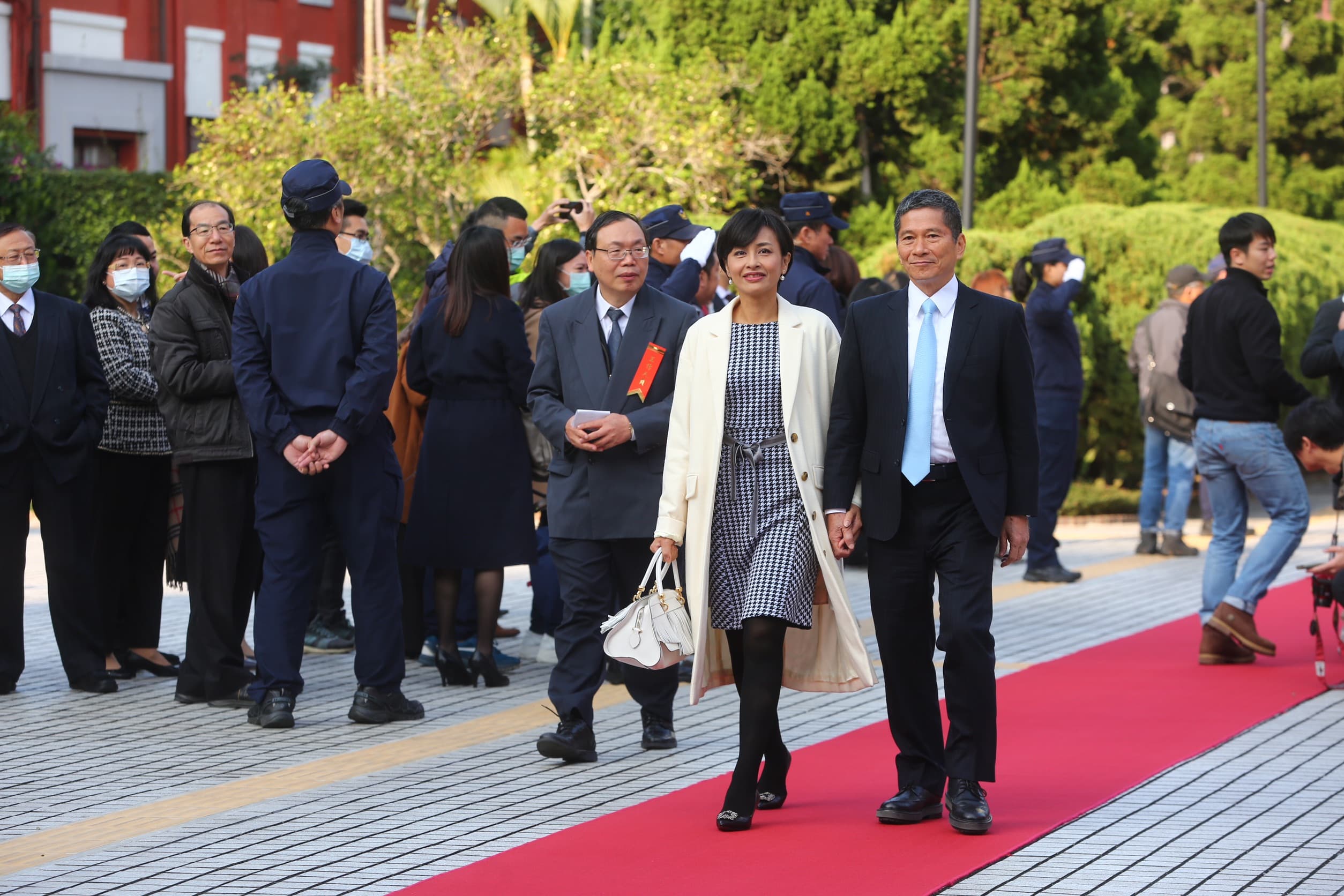 邱議瑩與夫婿李永得手牽手走進議場。