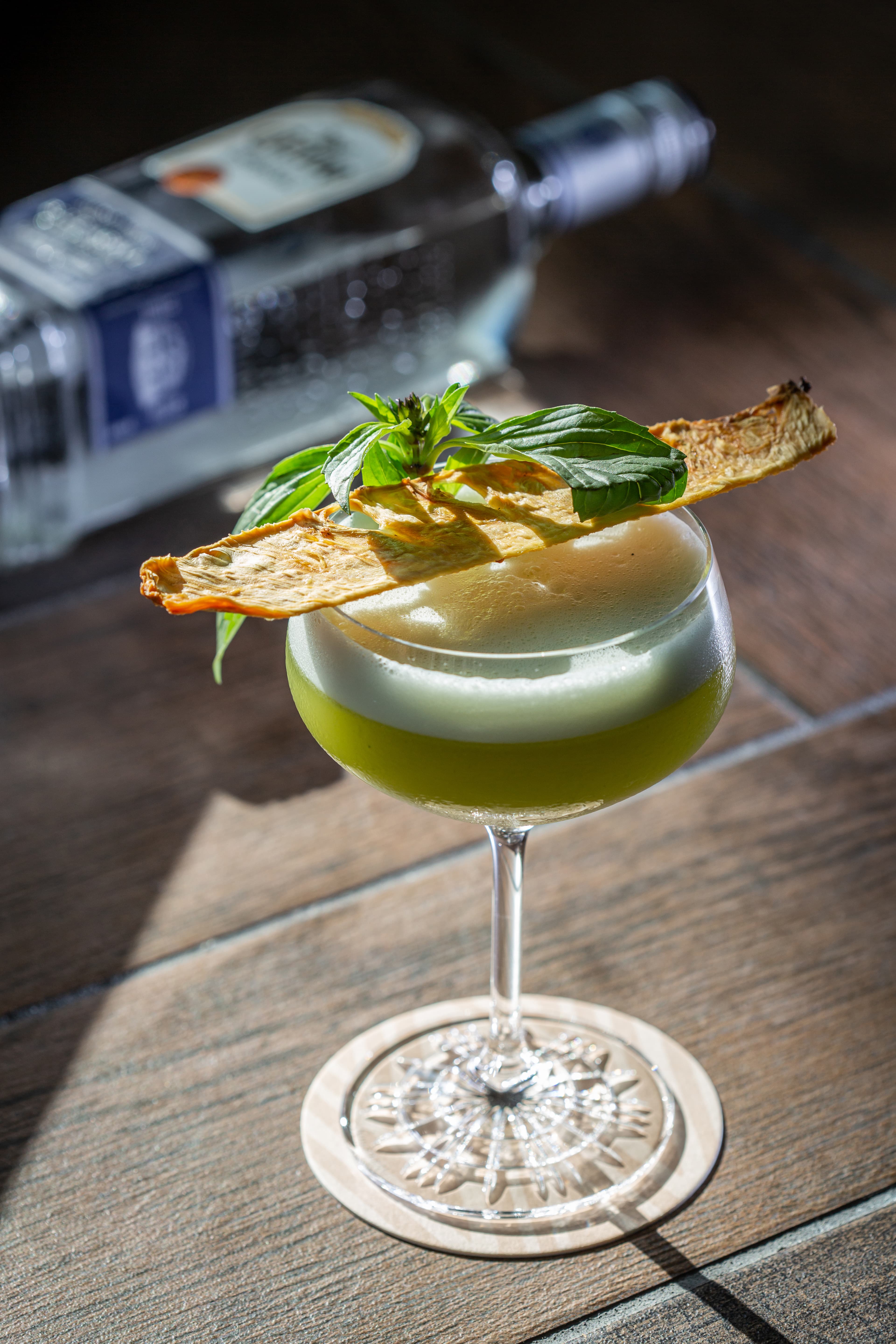 以鳳梨乾裝飾的「Pineapple verde」,洋溢熱帶風情,酸甜開胃。(400元/杯)