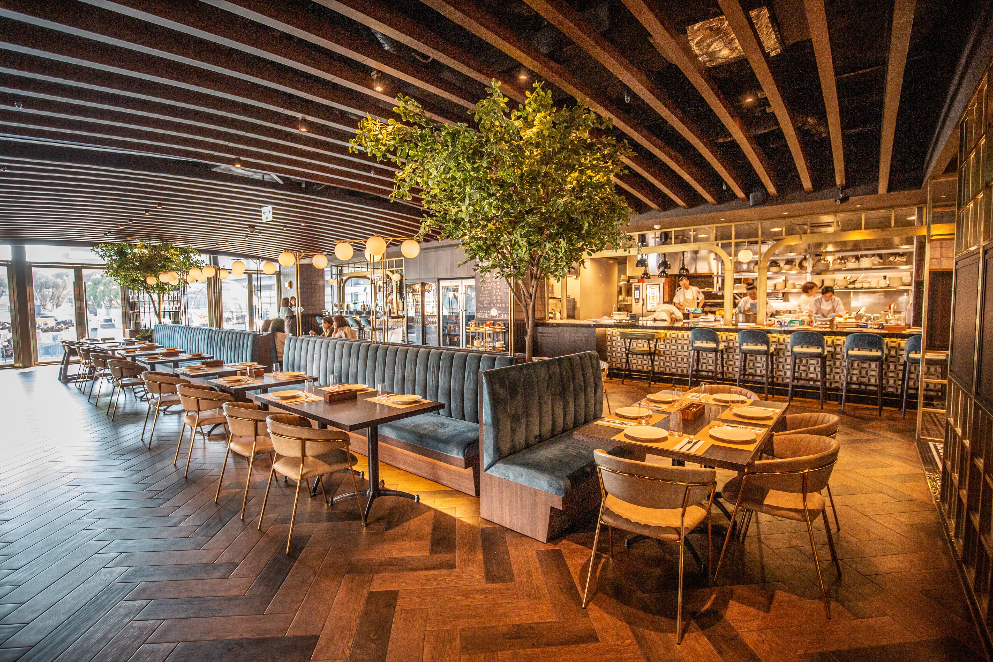 WILDWOOD是米其林餐盤推薦餐廳,招牌是龍眼木直火燒烤料理,空間優雅明亮。