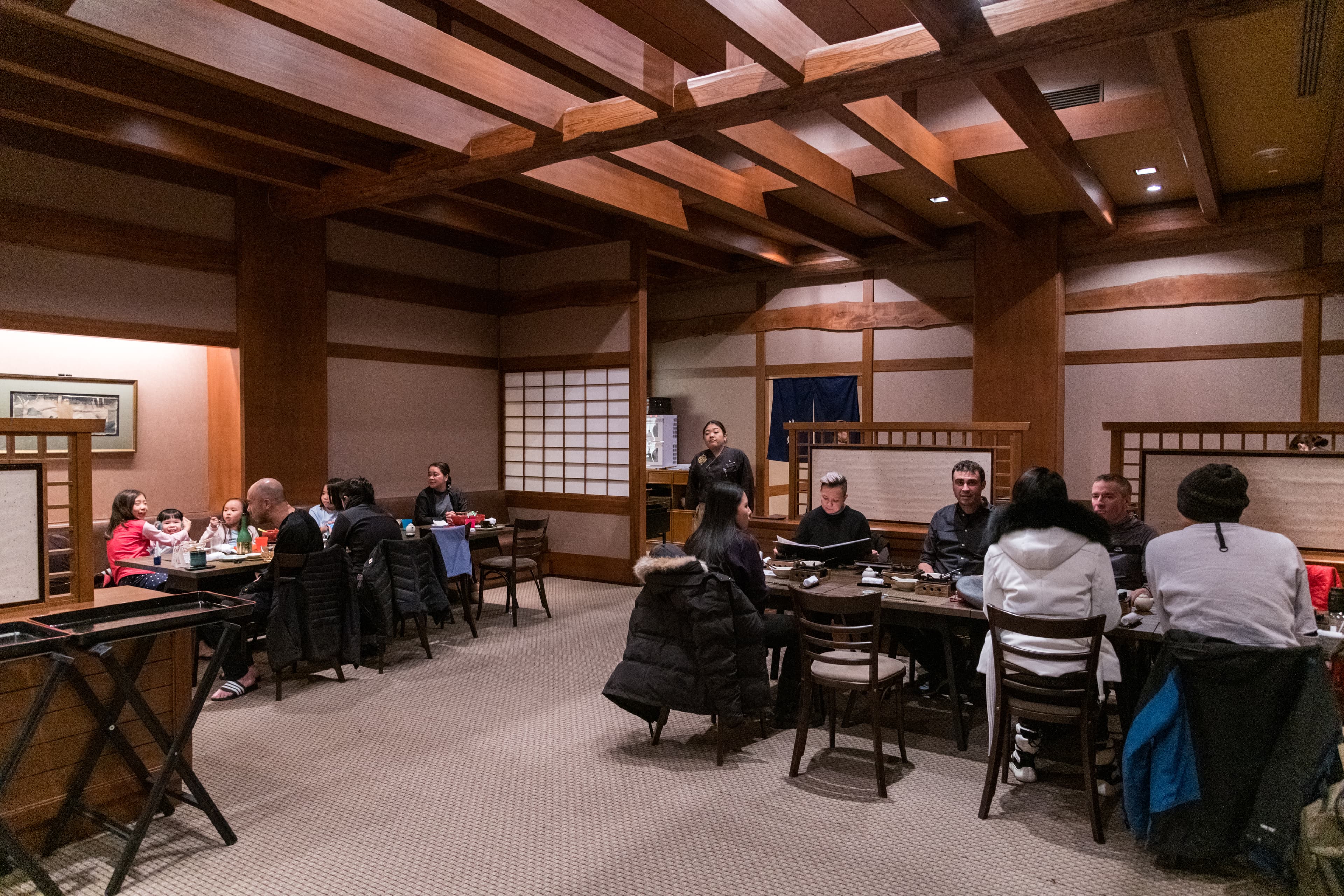 「Hokki Robata Grill And Sushi」提供經典的日式料理,另外有私人包廂可款待貴賓。