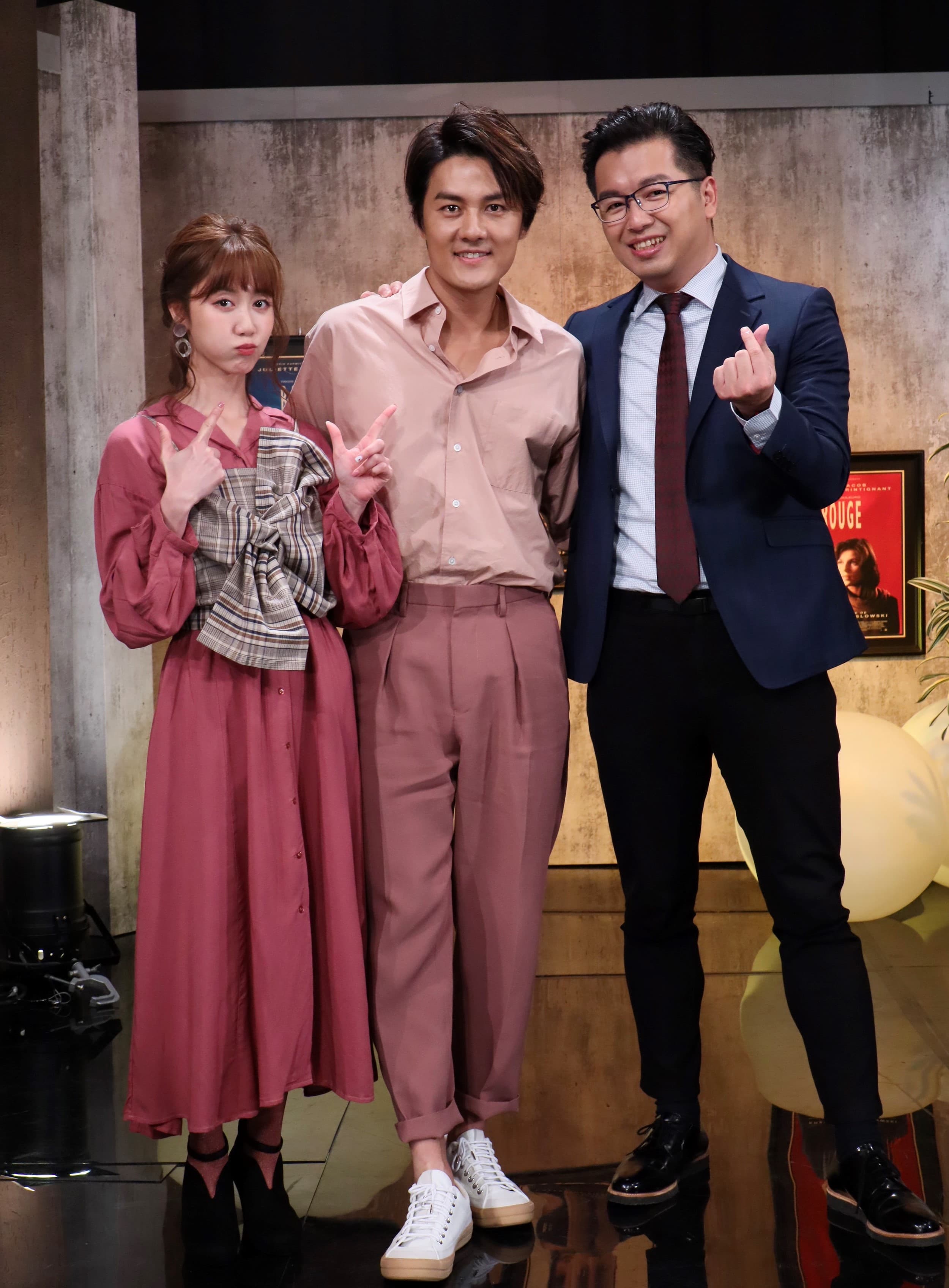 吳克群與主持人瑪麗(左)、主持人鄭偉柏分享創作理念。(E!Studio藝鏡到底提供)