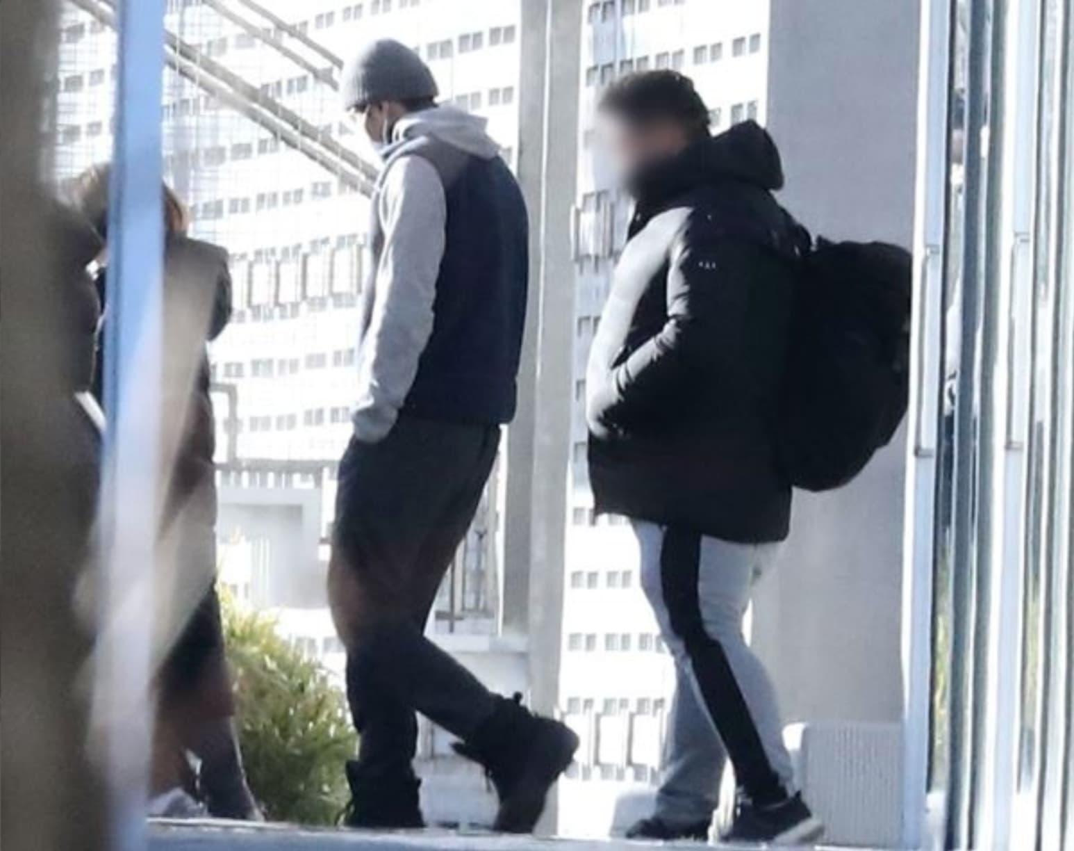 2月4日是《刑警與檢察官》另一位主演桐谷健太生日,劇組為其慶生卻是在東出昌大不在場的時候舉行,圖為東出昌大當天收工離去的樣子。(網路圖片)