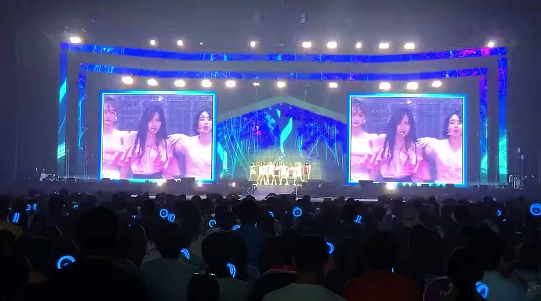 MINA站在C位演唱〈Feel Special〉,讓粉絲尖叫連連。(截圖自TWICE影片)