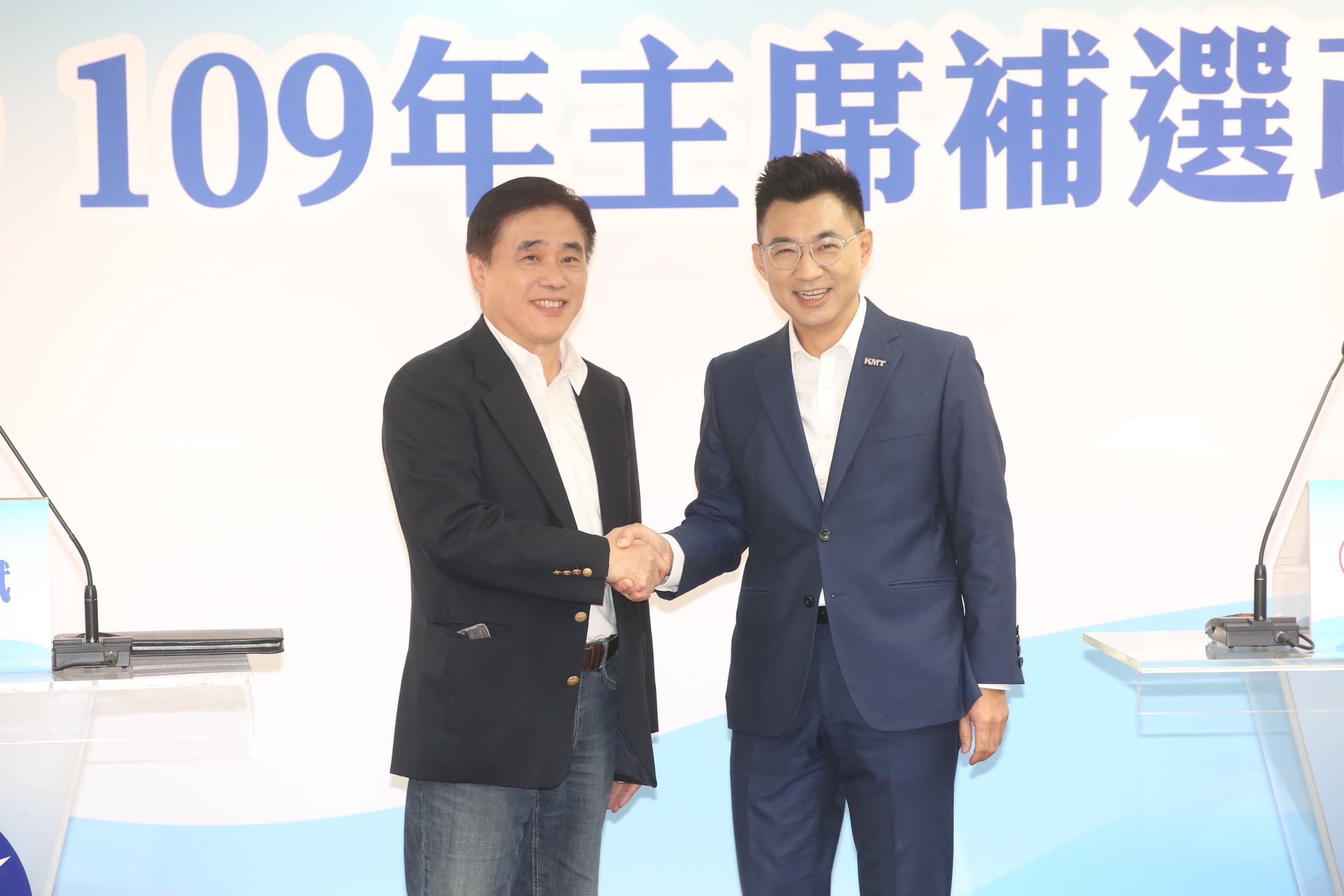 國民黨黨主席補選政見會,參選人前副主席郝龍斌(左)與立委江啟臣(右)握手。