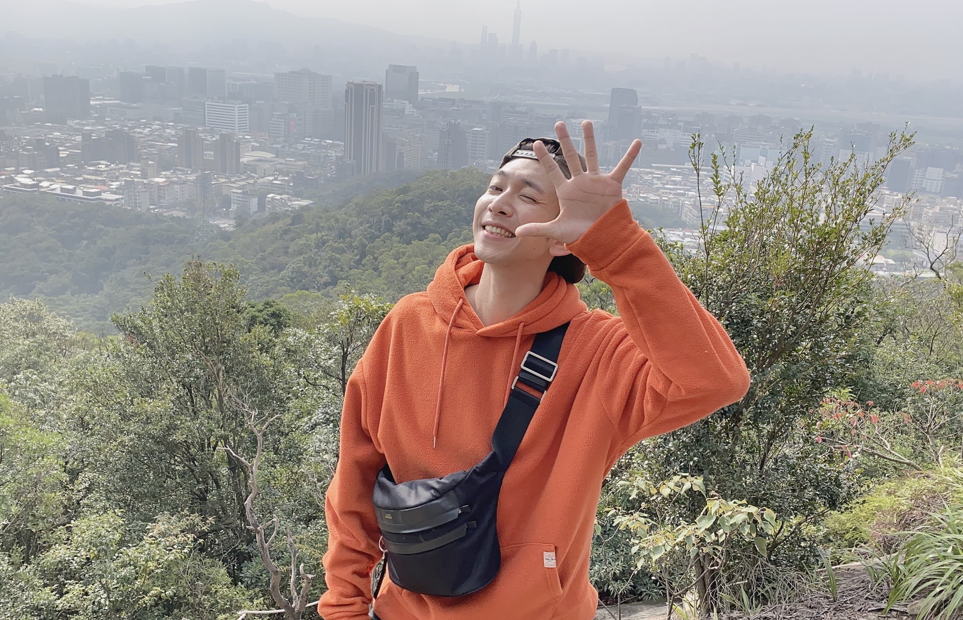 吳俊諺錄製外景節目上山下海,自嘲身上的酸痛貼布一天都沒有少過。(八大提供)