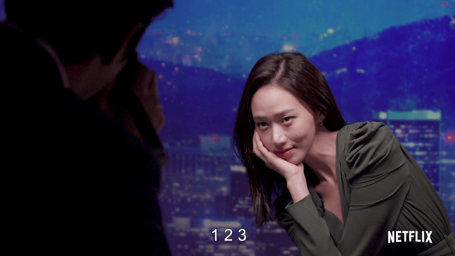 高聖熙擺出各種姿勢讓尹賢敏拍照。(Netflix提供)
