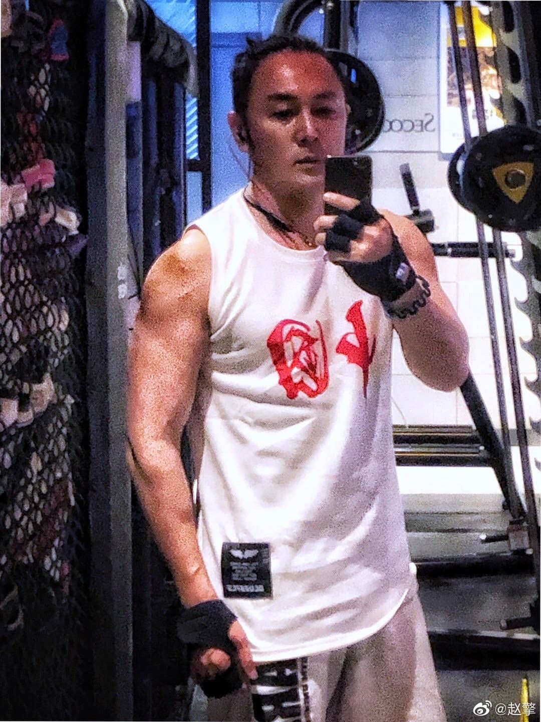 趙擎平時喜歡健身,如今為了躲避疫情只能緩緩。(翻攝自趙擎微博)