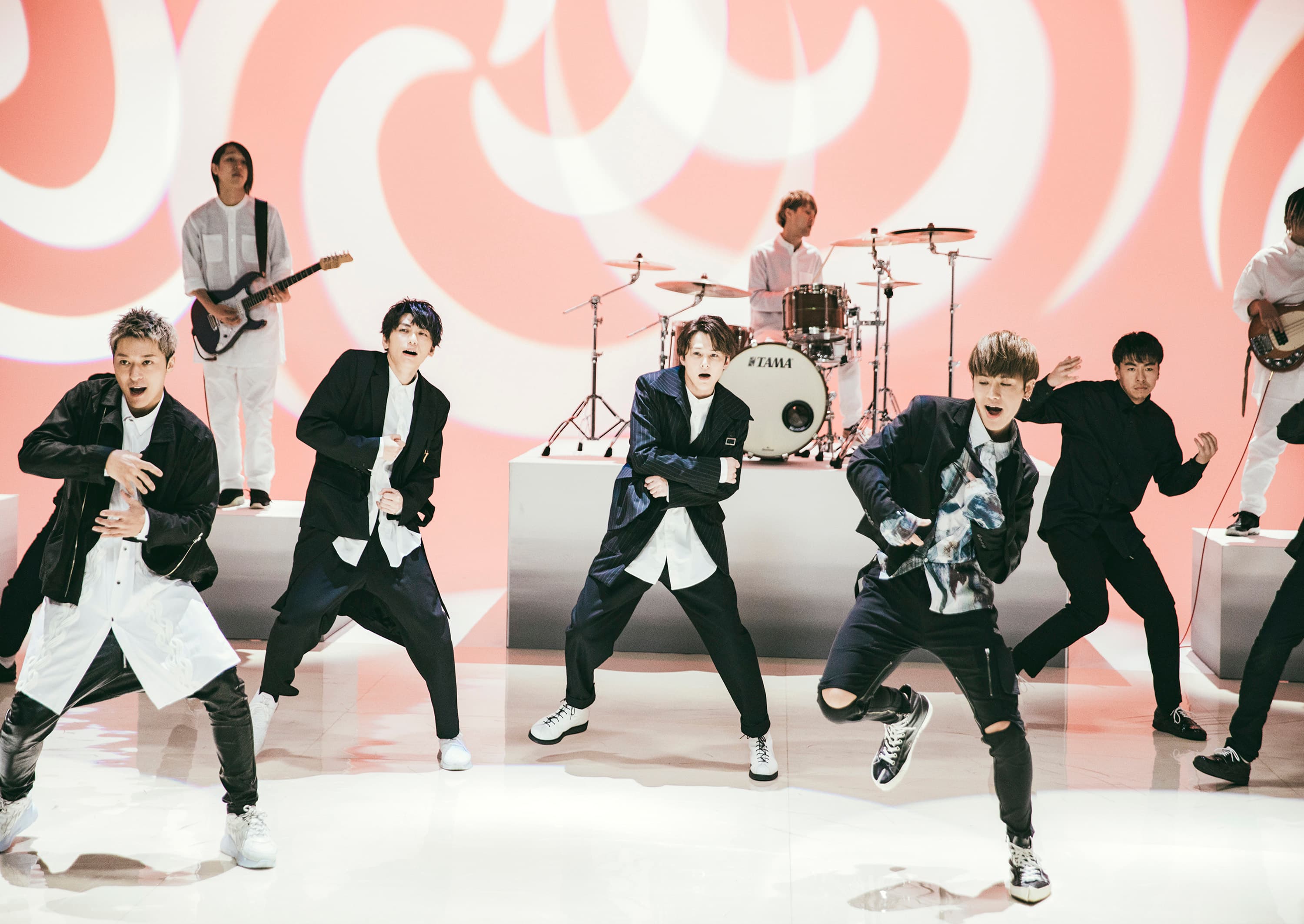 鼓鼓與Lead合作新單曲,MV 重現80年代復古電視音樂節目。(相信音樂提供)
