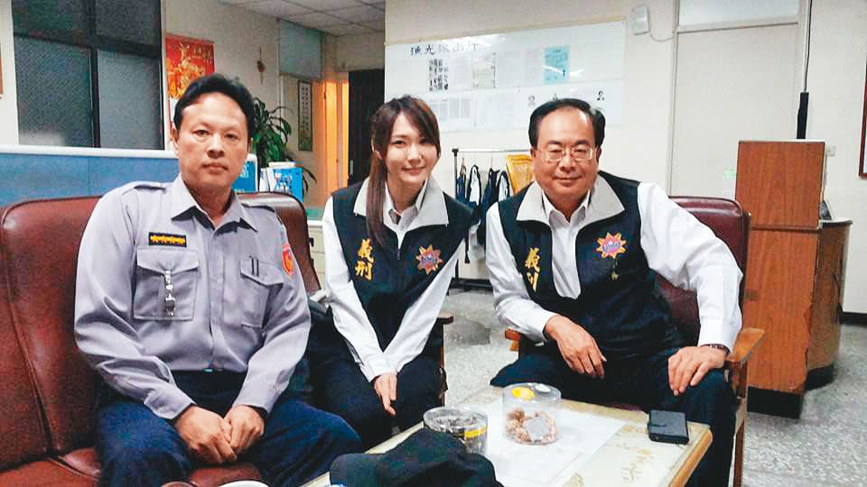 邱皙穎(右)目前是新店義刑分隊長,債權人質疑他以此身分當「擋債護身符」。(翻攝臉書)