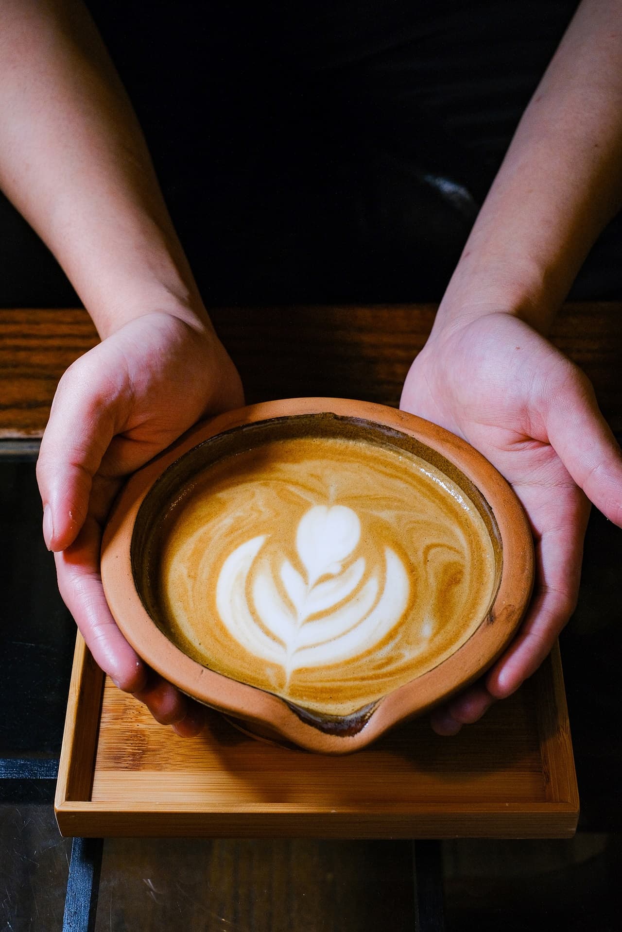 「擂茶拿鐵」經過4道工 序,除了咖啡香,還有穀物的美味。(130元/杯)