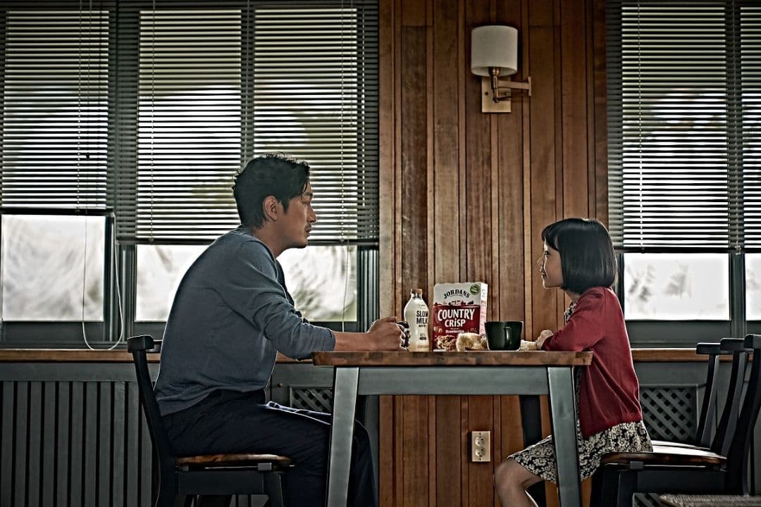 《陰櫥》河正宇飾演帶女兒搬家展開新生活的單親爸,女兒卻開始做出一連串奇怪舉動,甚至失蹤。(車庫娛樂)