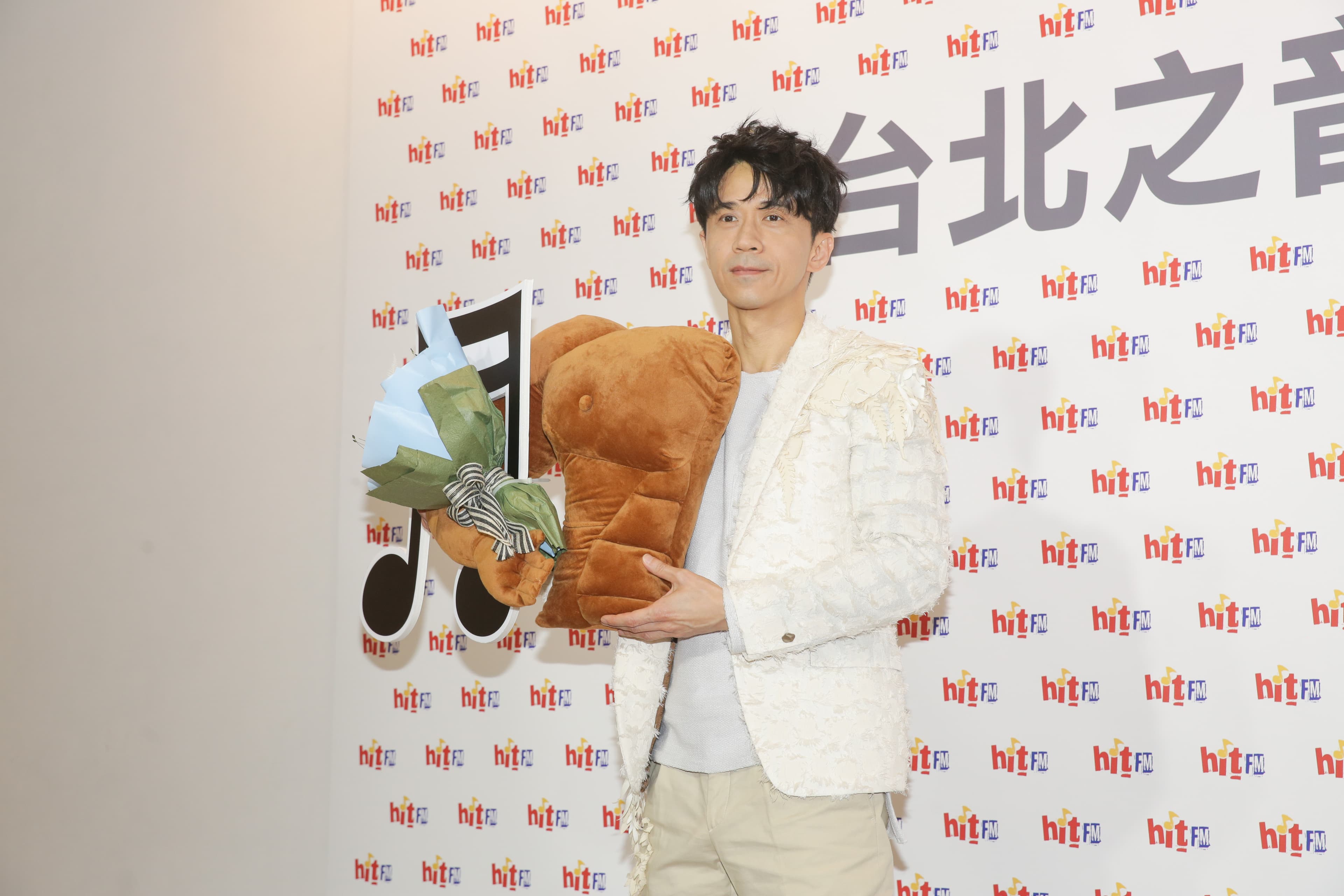 電台送上男友手臂抱枕,希望到時歌迷聽光良的歌時都能覺得很溫暖。