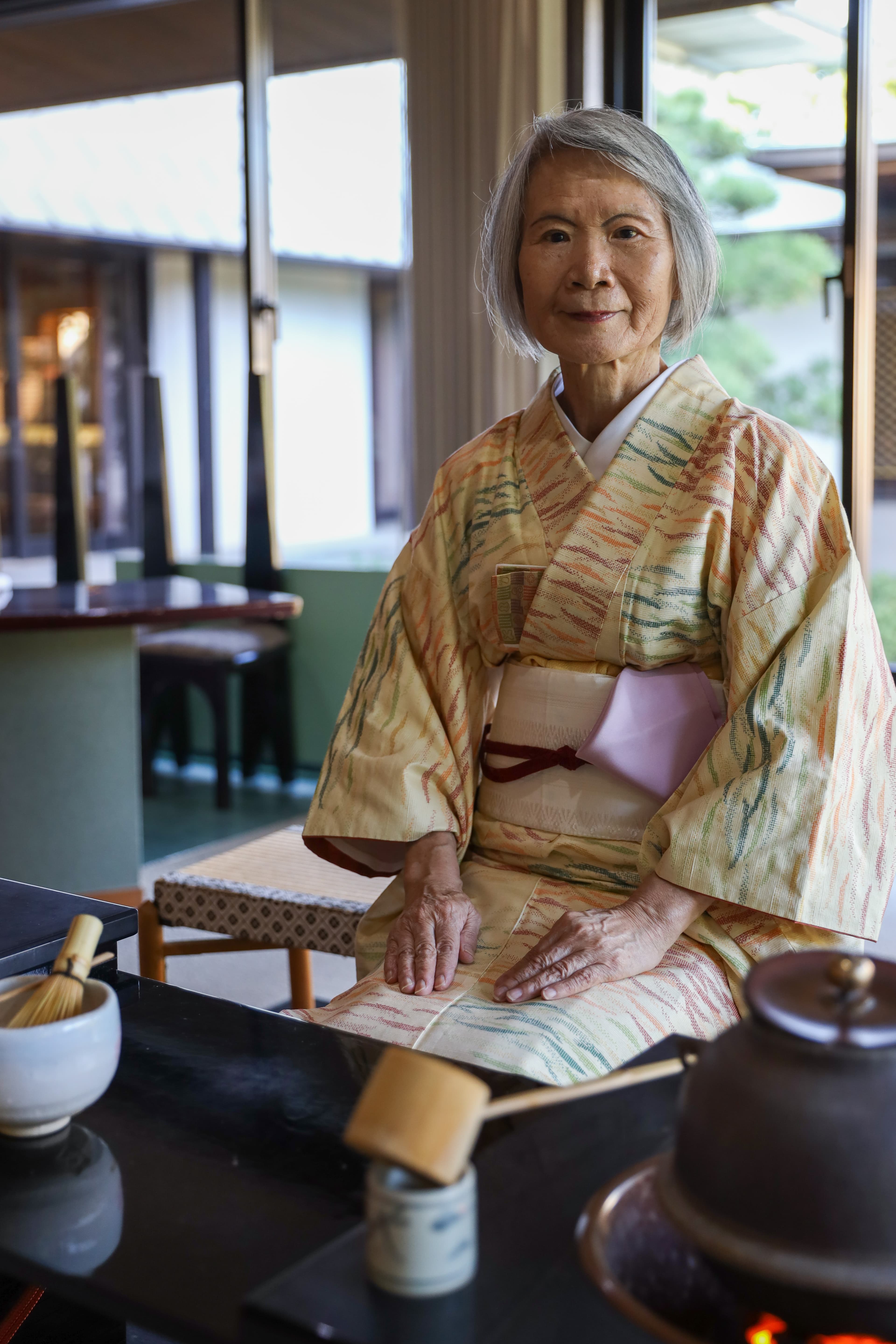 茶師村田宗代細緻地說明日本茶道的作法。