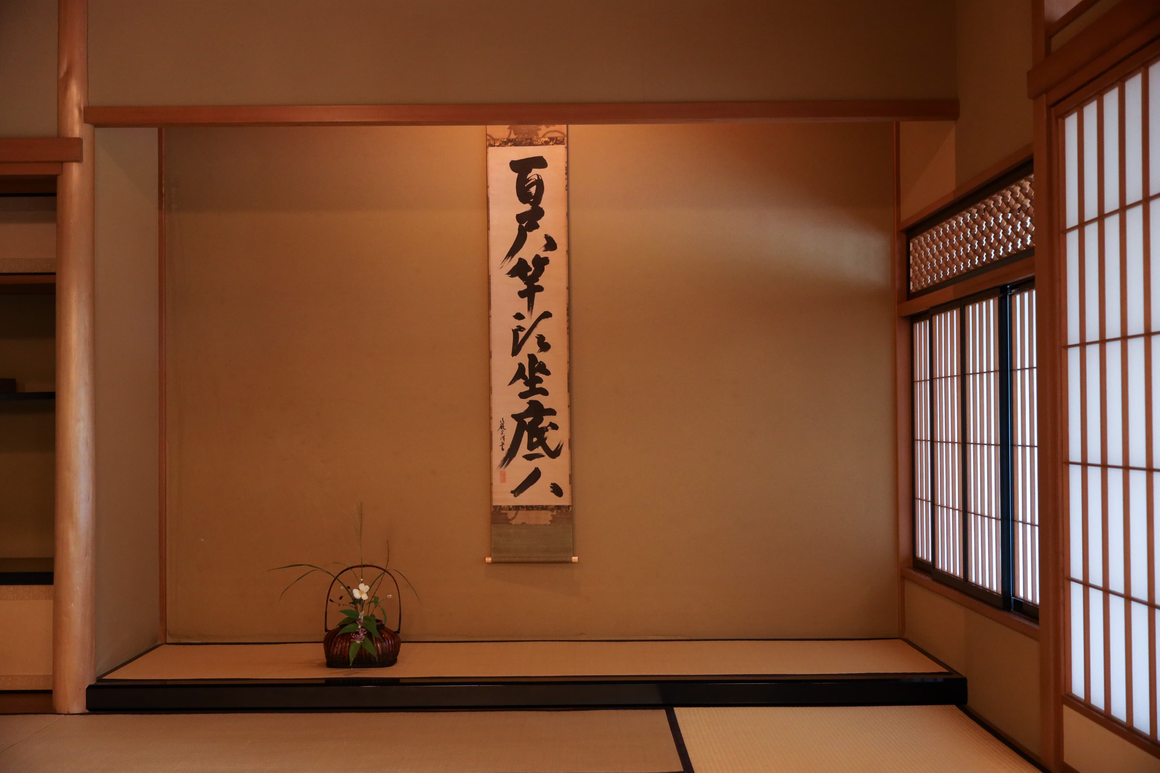 日本茶室中的布置,包括壁龕上的字畫、插花的審美,都源自於日本第一茶頭千利休。