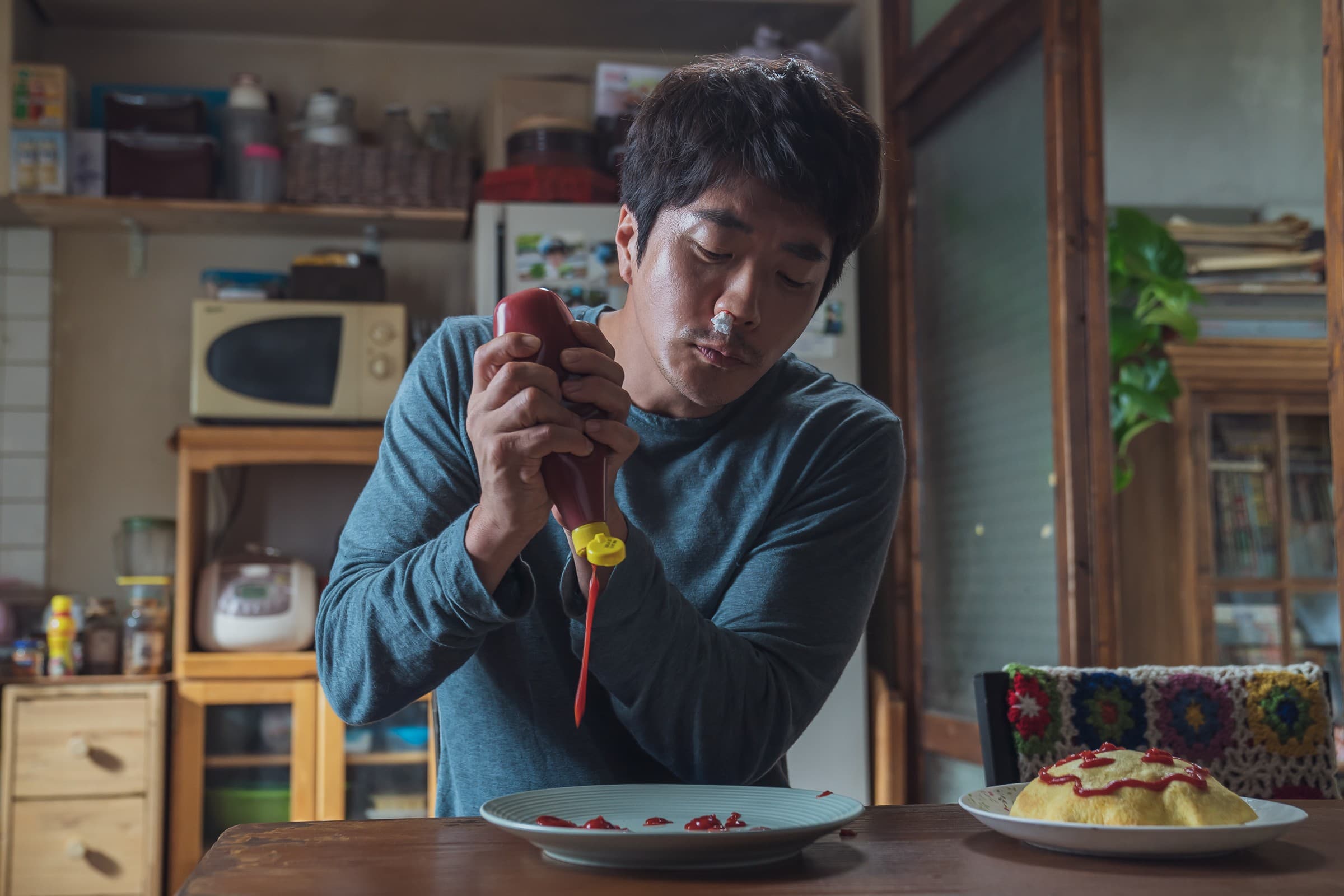 《大畫特務》權相佑扮演酷帥特務與魯蛇漫畫家,除了打架以外什麼都做不好。(甲上娛樂)