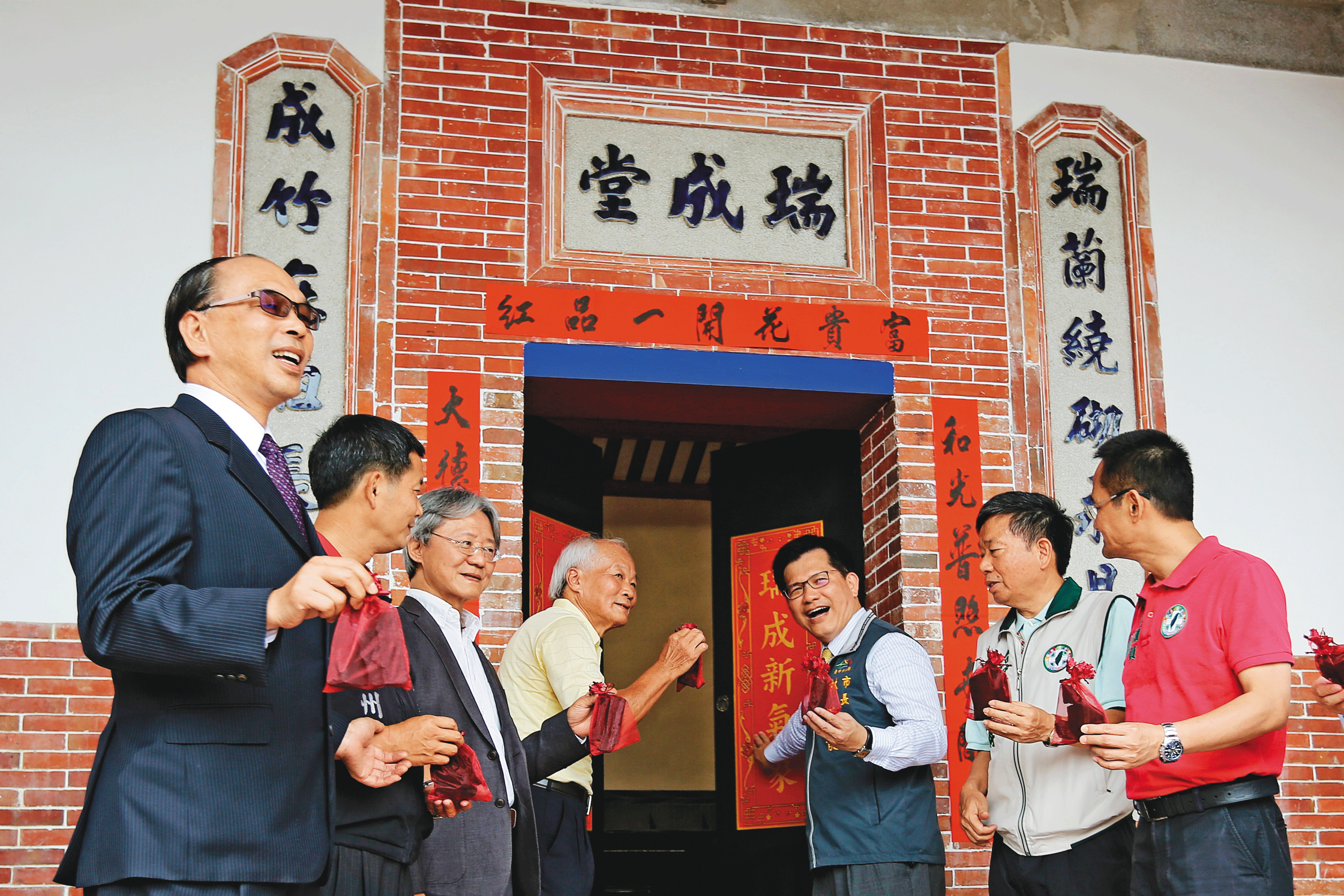 前台中市長林佳龍(右3)2015年出席瑞成堂修復竣工典禮,看在地主眼裡盡是辛酸。(台中市政府提供)