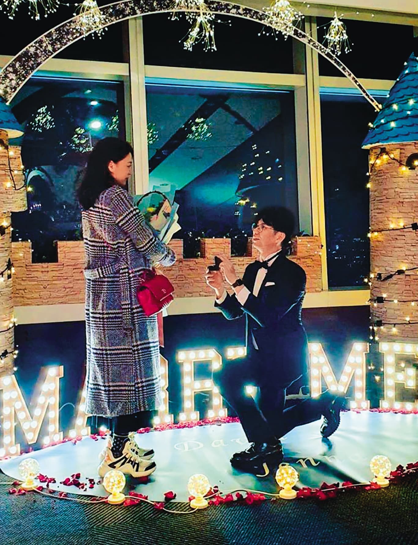 李世偉(右)單膝下跪獻上鑽戒向王思平求婚,但據悉王思平是帶球嫁。(翻攝自王思平IG)