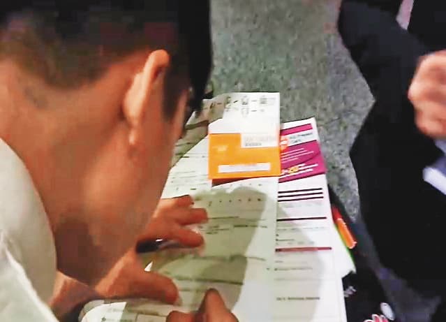 預付卡代理商未詢問移工意願,直接要求每名移工需申辦2個門號。(爆料影片截圖)