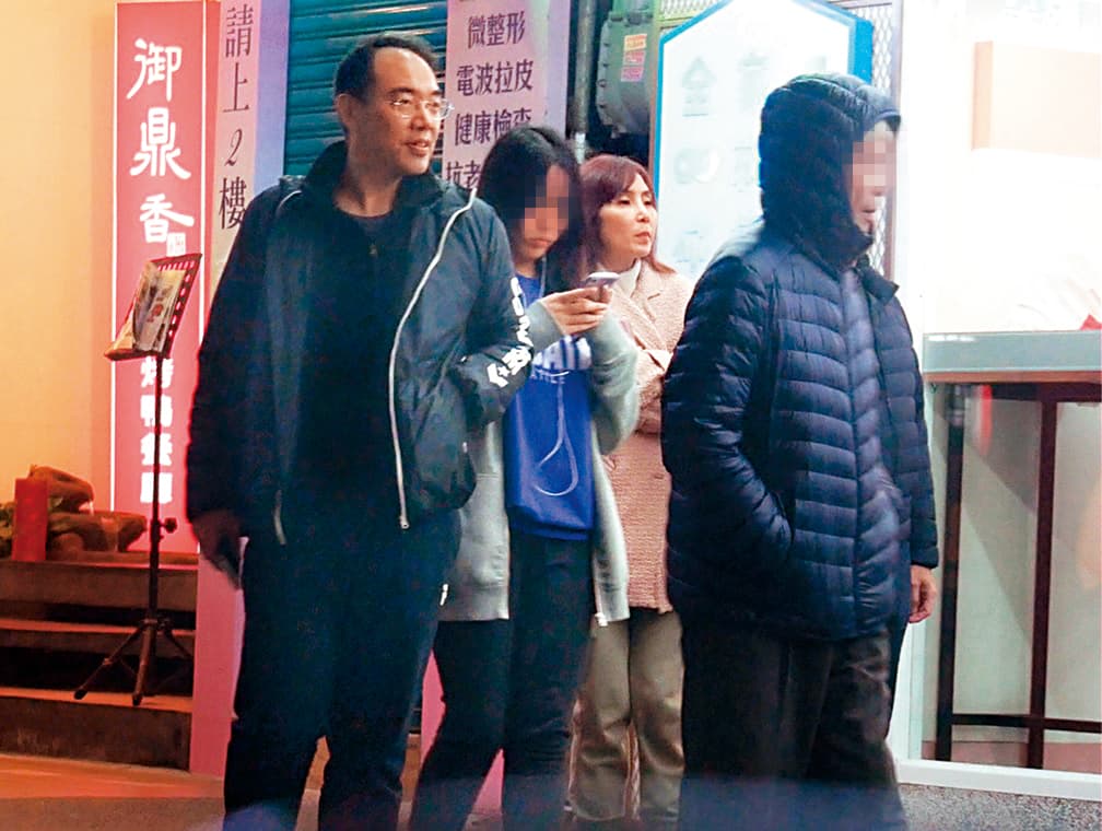 黃倩萍(右二)日常也會與家人們共享天倫之樂。