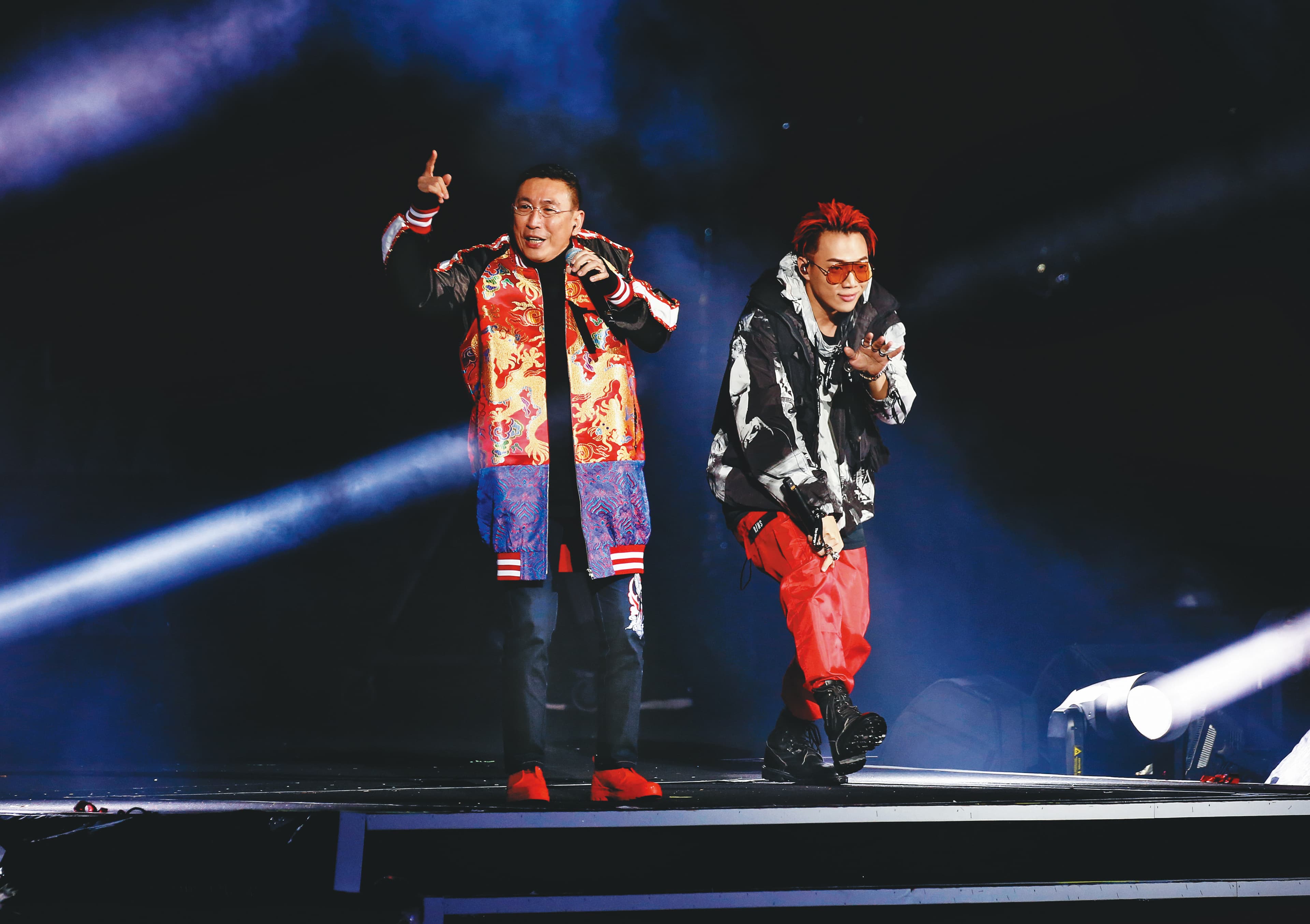 去年底台北市跨年晚會,51歲的宋少卿(左)與金曲新人王ØZI(右)演唱〈B.O.〉,超新奇組合逗樂網友。