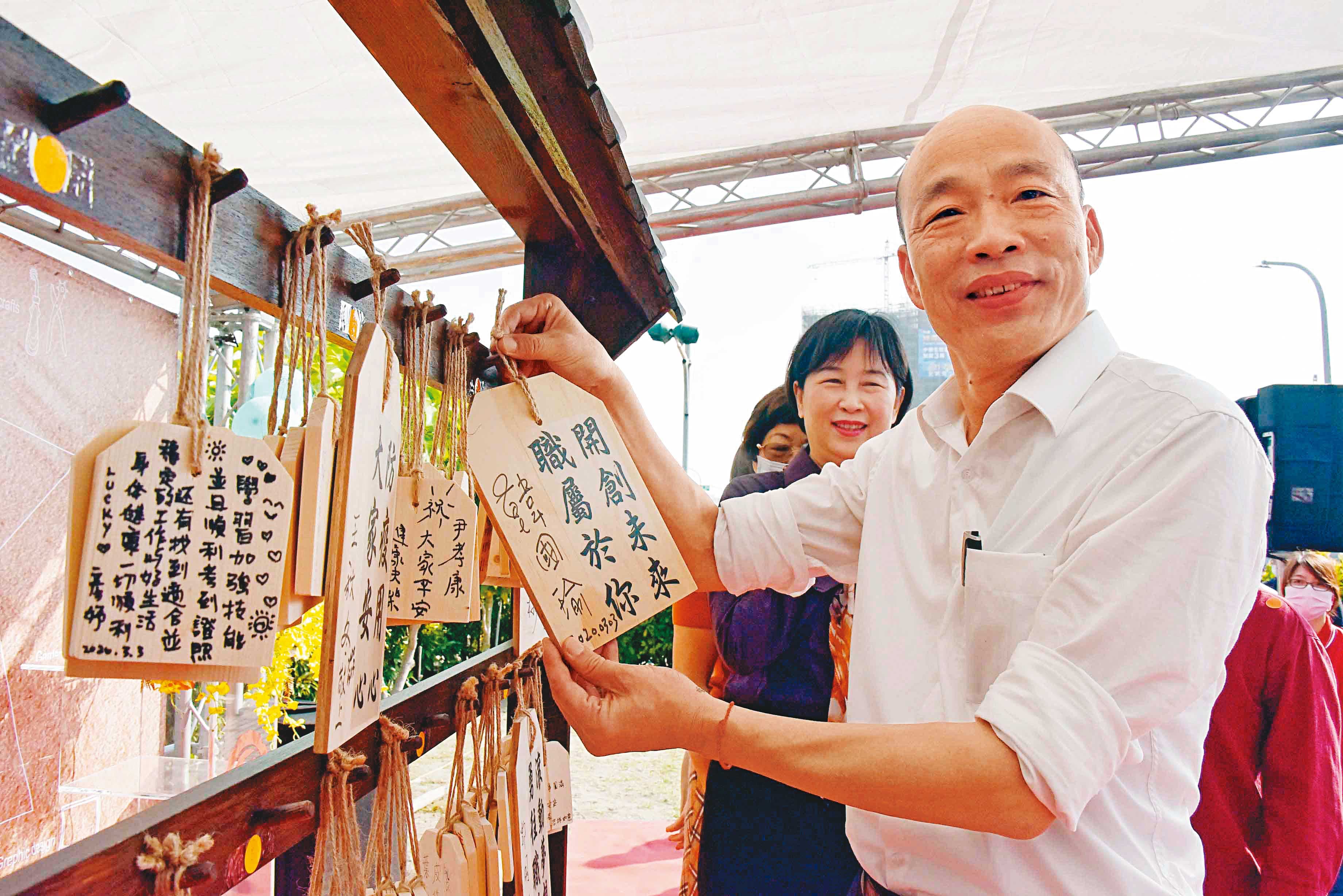 對於黨內局勢,深陷罷免案的高雄市長韓國瑜(前),僅在開票當天發表簡單談話,其餘仍以市政議題為先。圖為3日韓國瑜出席身心障礙職業訓練班開訓。(高市府提供)