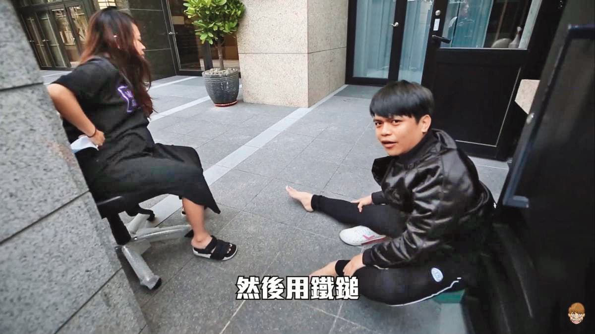 蔡阿嘎(右)也是佛心來著,呼籲外界不要殃及無辜的嫌犯家人與朋友。(翻攝自蔡阿嘎YouTube)
