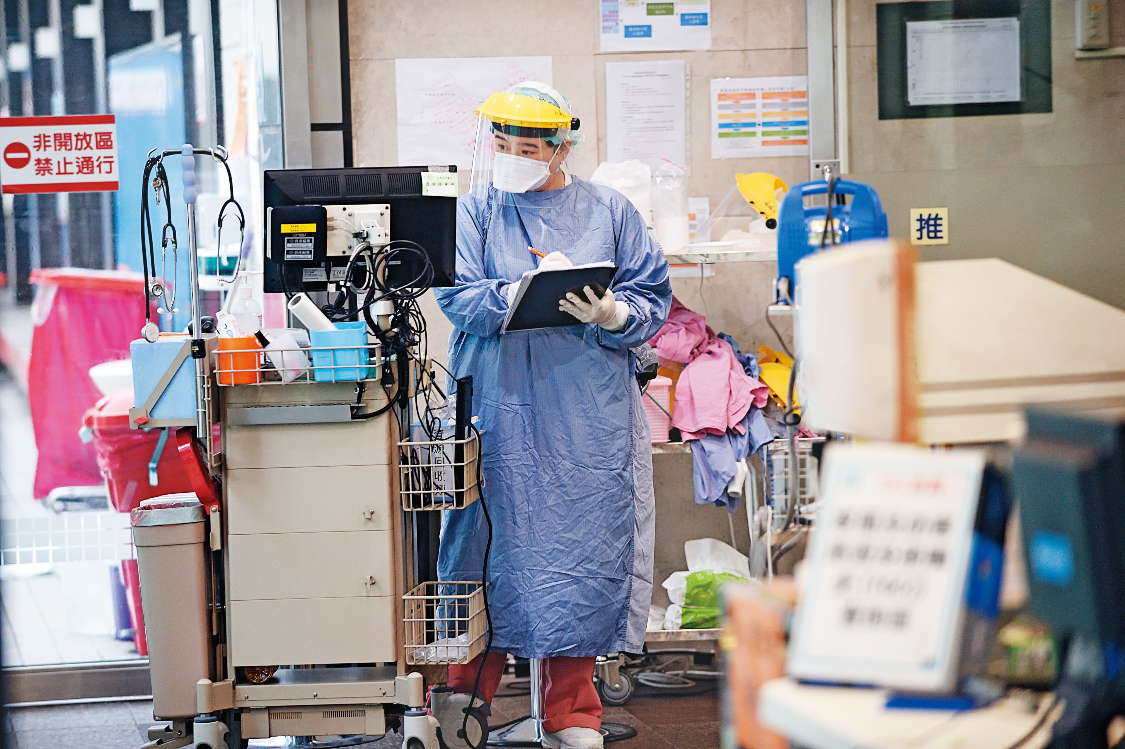 台灣已出現數起院內感染個案,陳建仁表示,政府已提前盤點醫療量能,希望可備而不用。