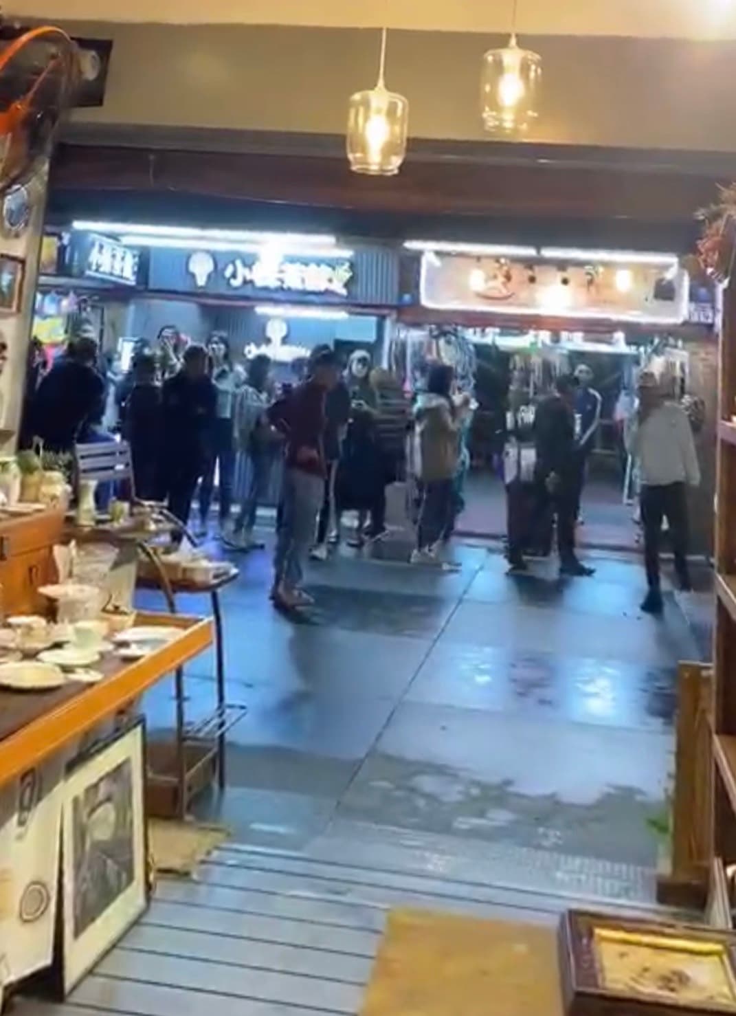 路人大聲挑釁在店裡的謝和弦。(圖/讀者提供)