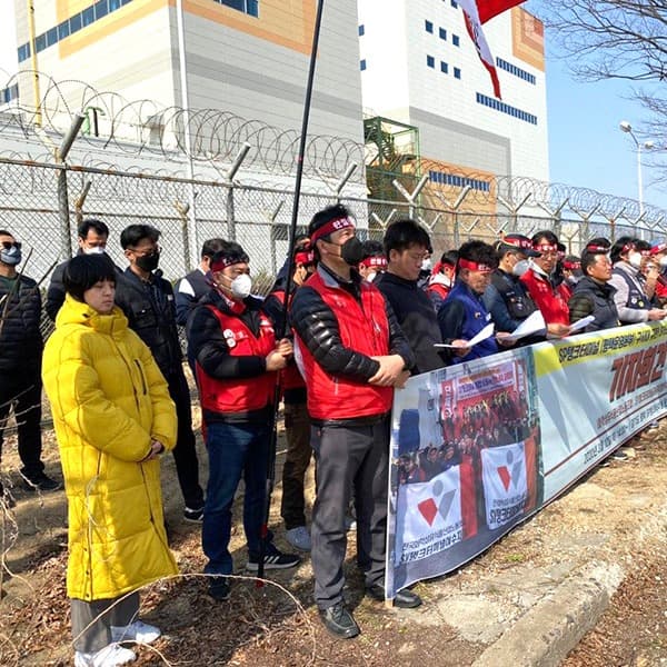 柳浩貞(黃衣)畢業後活躍於遊戲業,推動成立工會後被迫辭職,之後加入正義黨,積極為勞工奔走。(翻攝류호정臉書)