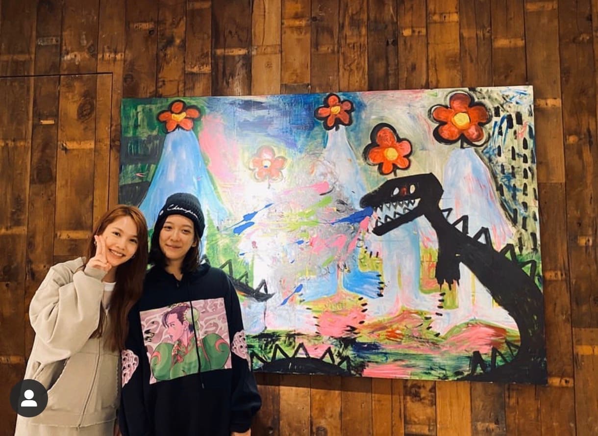楊丞琳參觀孟耿如的個人畫展。(翻攝自楊丞琳IG)
