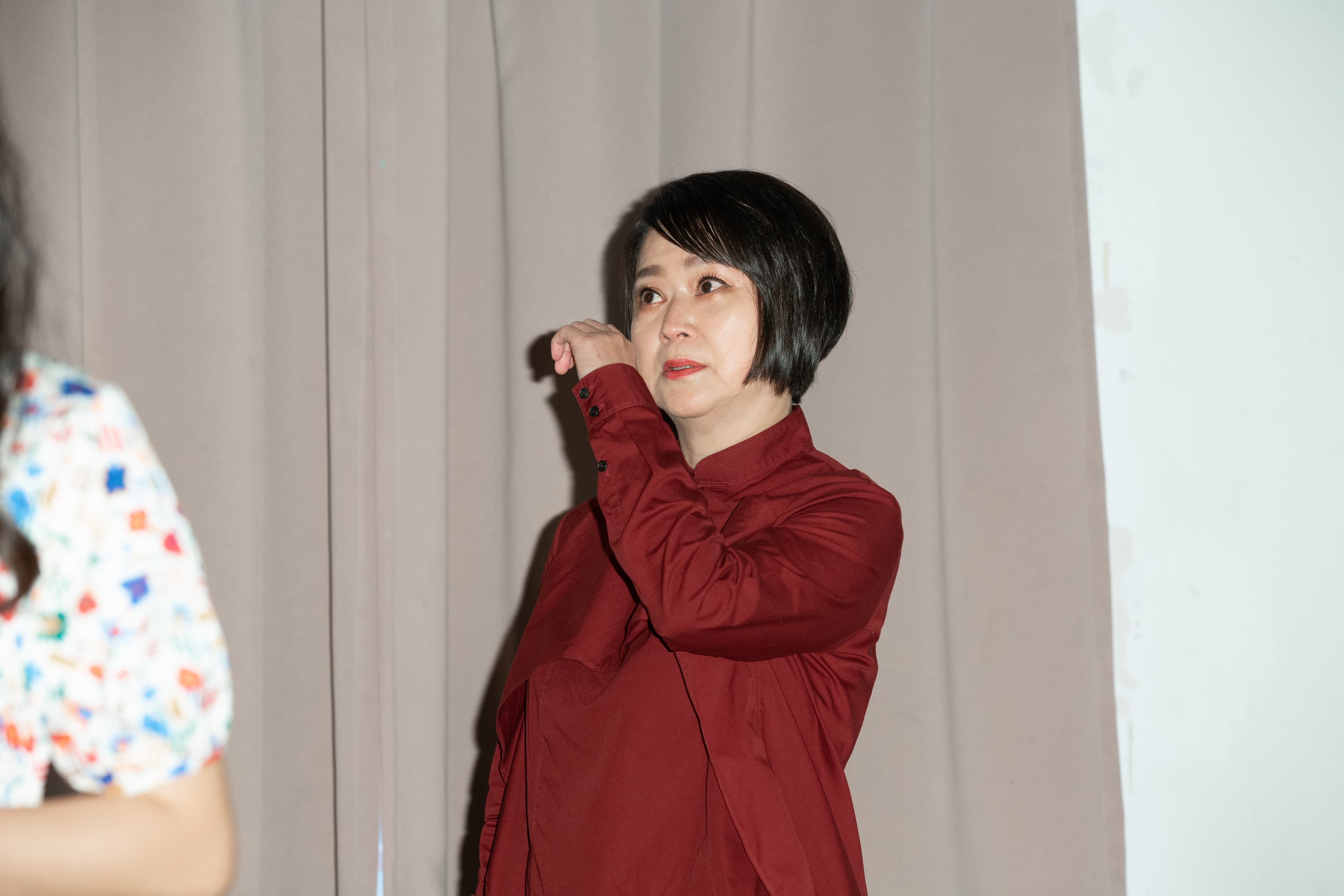 樊光耀(左)為邵雨薇(中)挑選《昨夜星辰-2020李國修紀念作品》這齣李國修老師少見以女性角度描述的劇本。