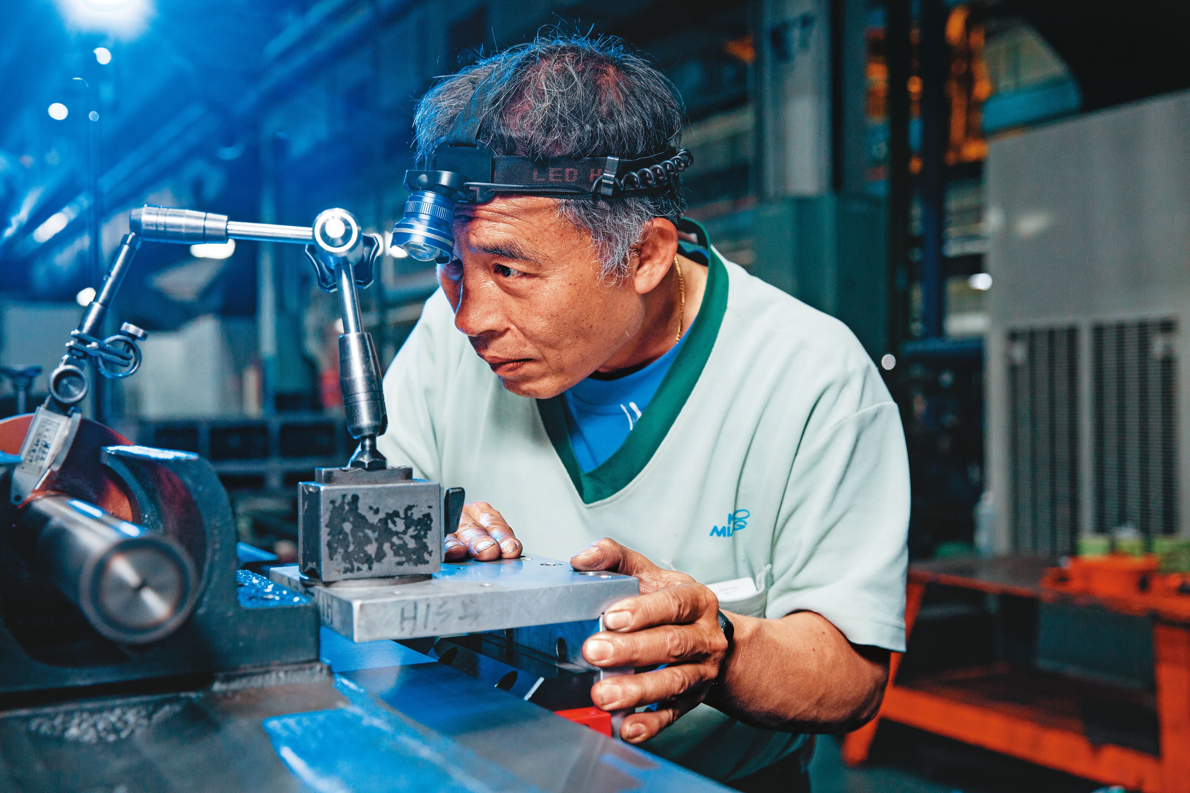 「鏟花」是精密工具機有基本準確度的起點,要靠師傅的巧手一刀一刀鏟出精度。