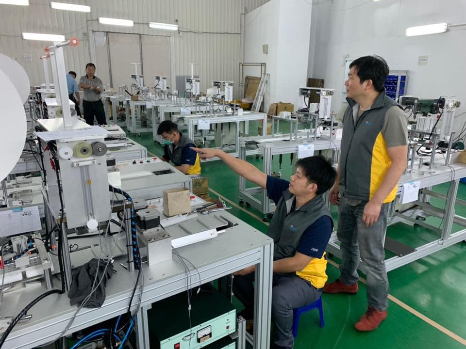 張仕育認為,口罩國家隊真正的幕後英雄,是各家公司派來支援的辛苦工程師。(翻攝殷琦臉書)