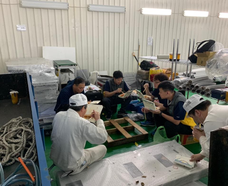張仕育透露,為了增加台灣口罩產量,許多工程師連續3個禮拜,天天中餐、晚餐坐在工廠的地上吃便當,只為了完成60條產線。(翻攝殷琦臉書)