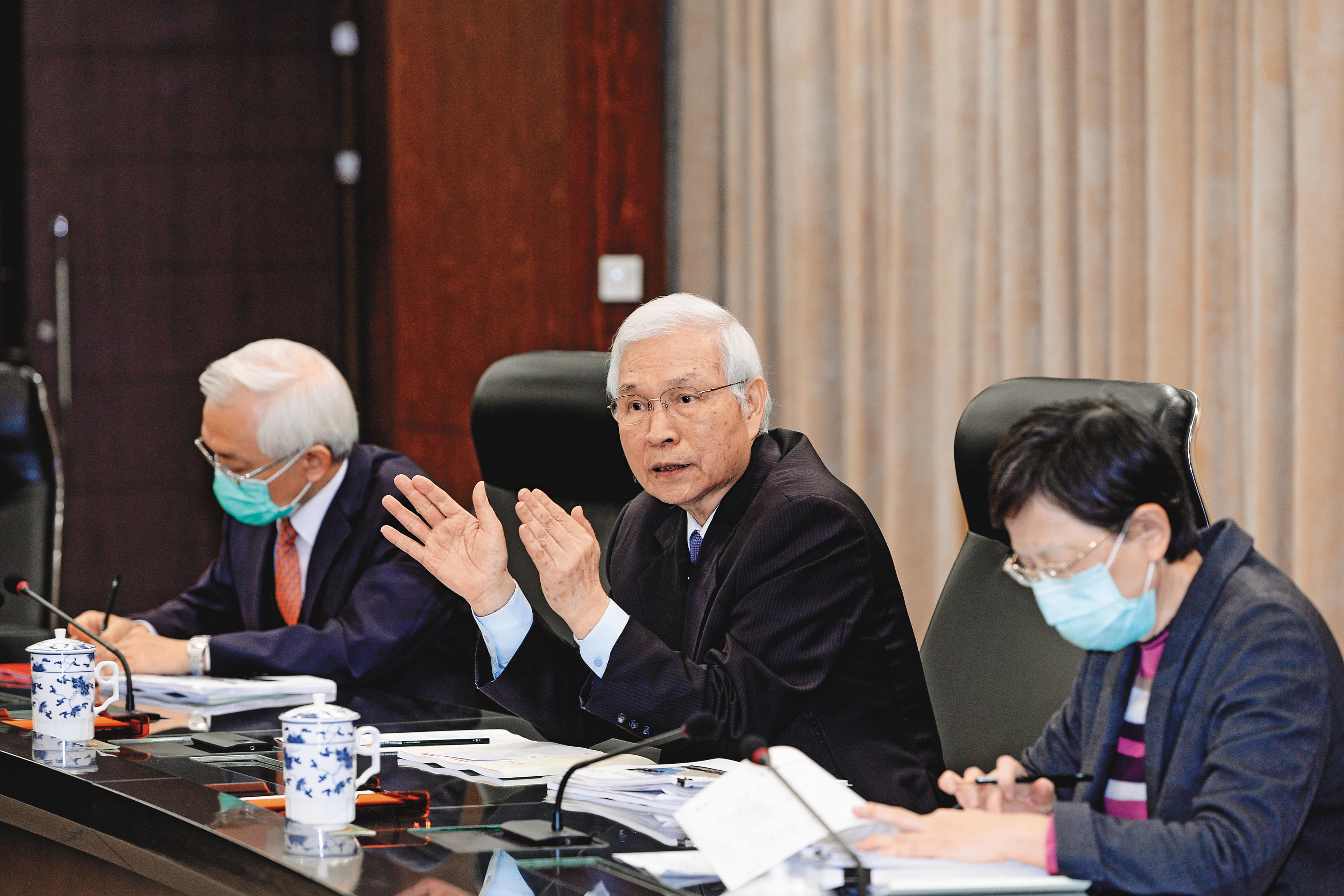 央行為了穩住台灣經濟,宣布降息1碼,對中小企業而言資金可望較寬鬆。圖中為央行總裁楊金龍。