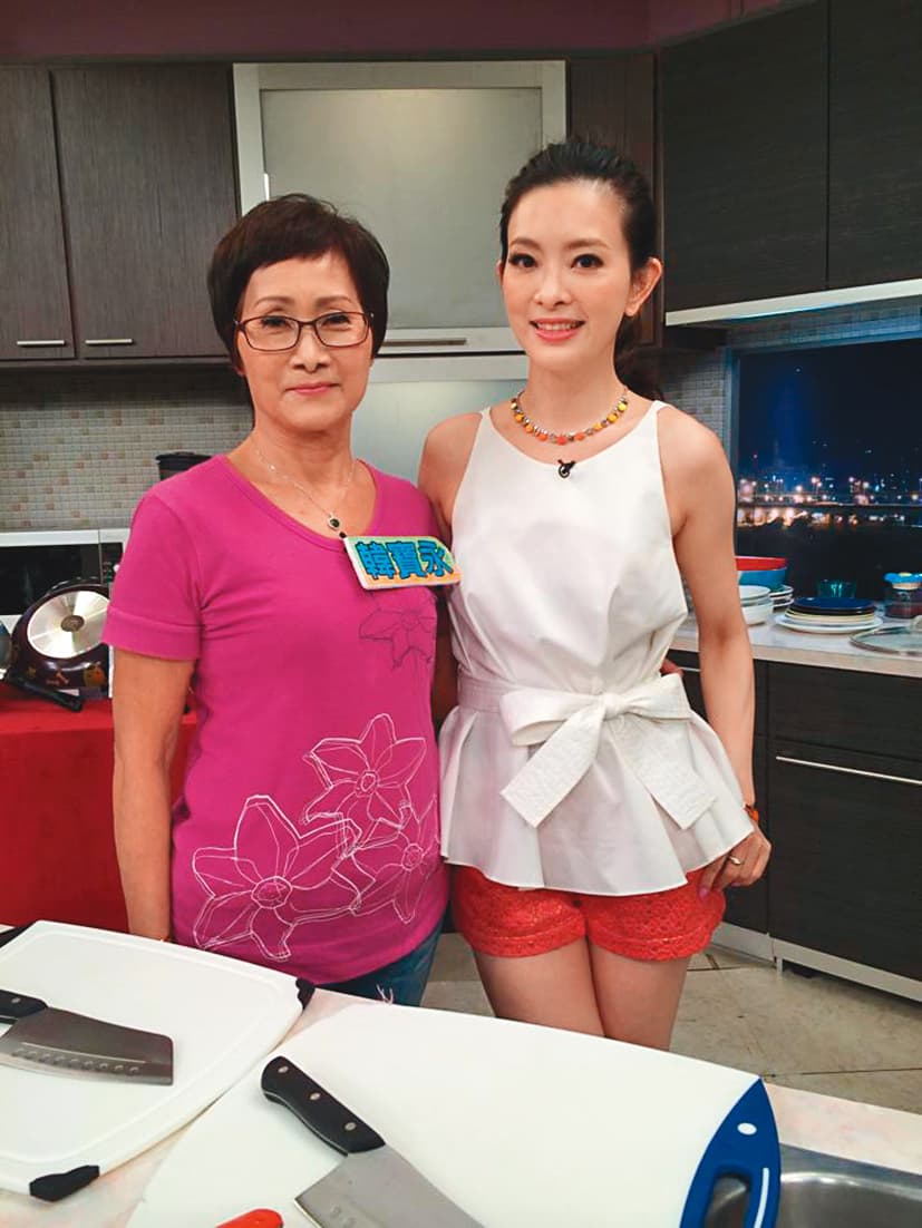 劉真的母親韓寶永曾經反對她跳國標舞,但後來母女感情恢復,還一起上節目。