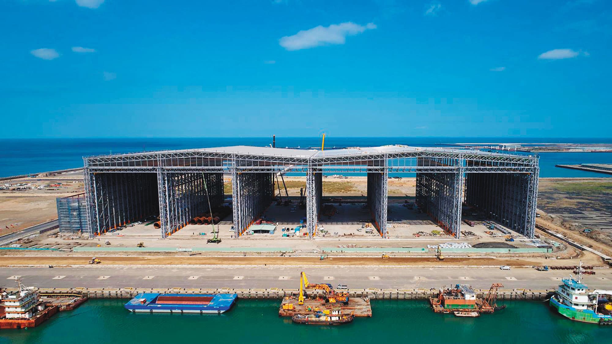 世紀鋼鐵集團在台北港特別設計為製造風電相關物件的廠房,深度120米。(賴文祥提供)