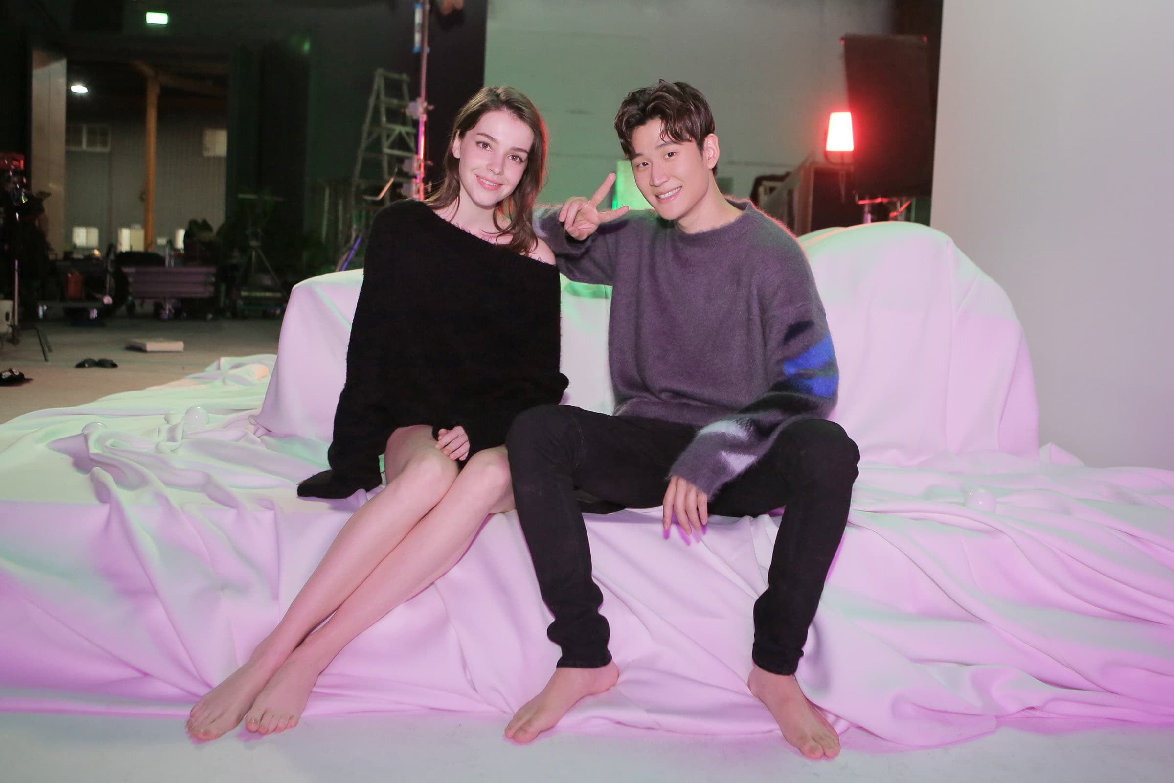 周興哲新歌〈Me and You〉MV,請出19歲俄羅斯女模入鏡。(星空飛騰提供)
