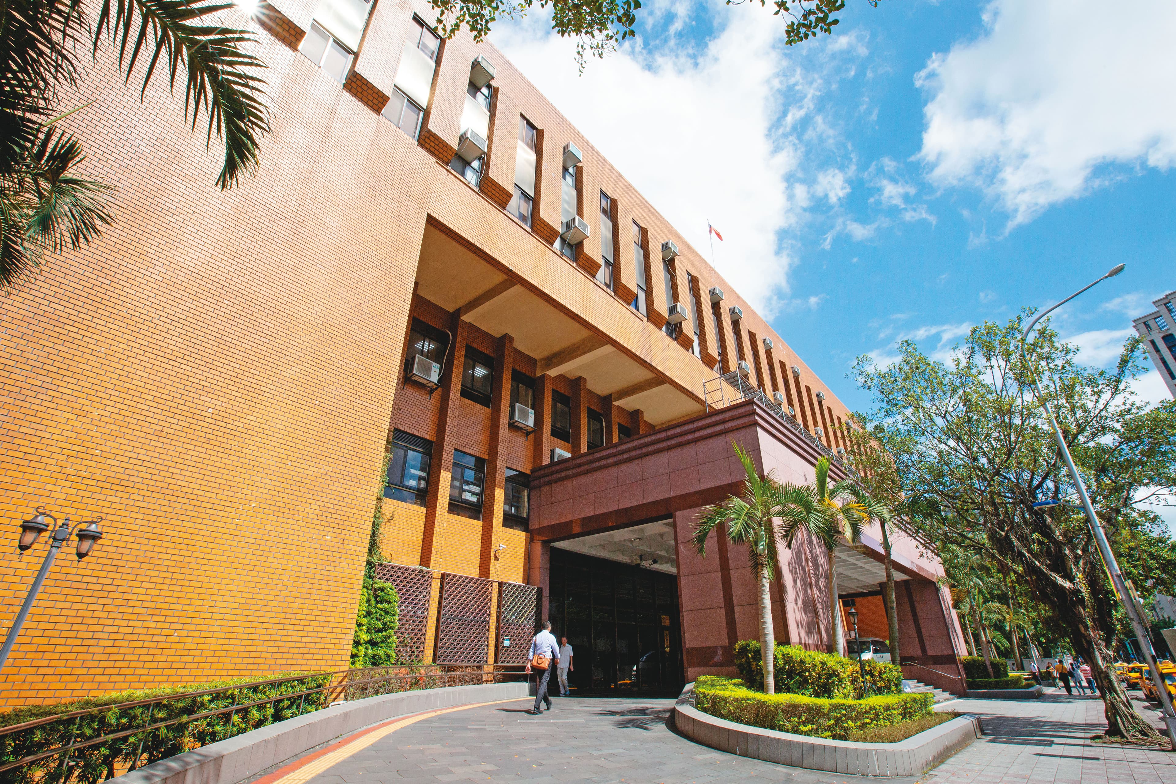 陶金銘與小三因涉妨害家庭被判有罪定讞,台北地院近日也判2人須連帶賠償陶妻100萬元。