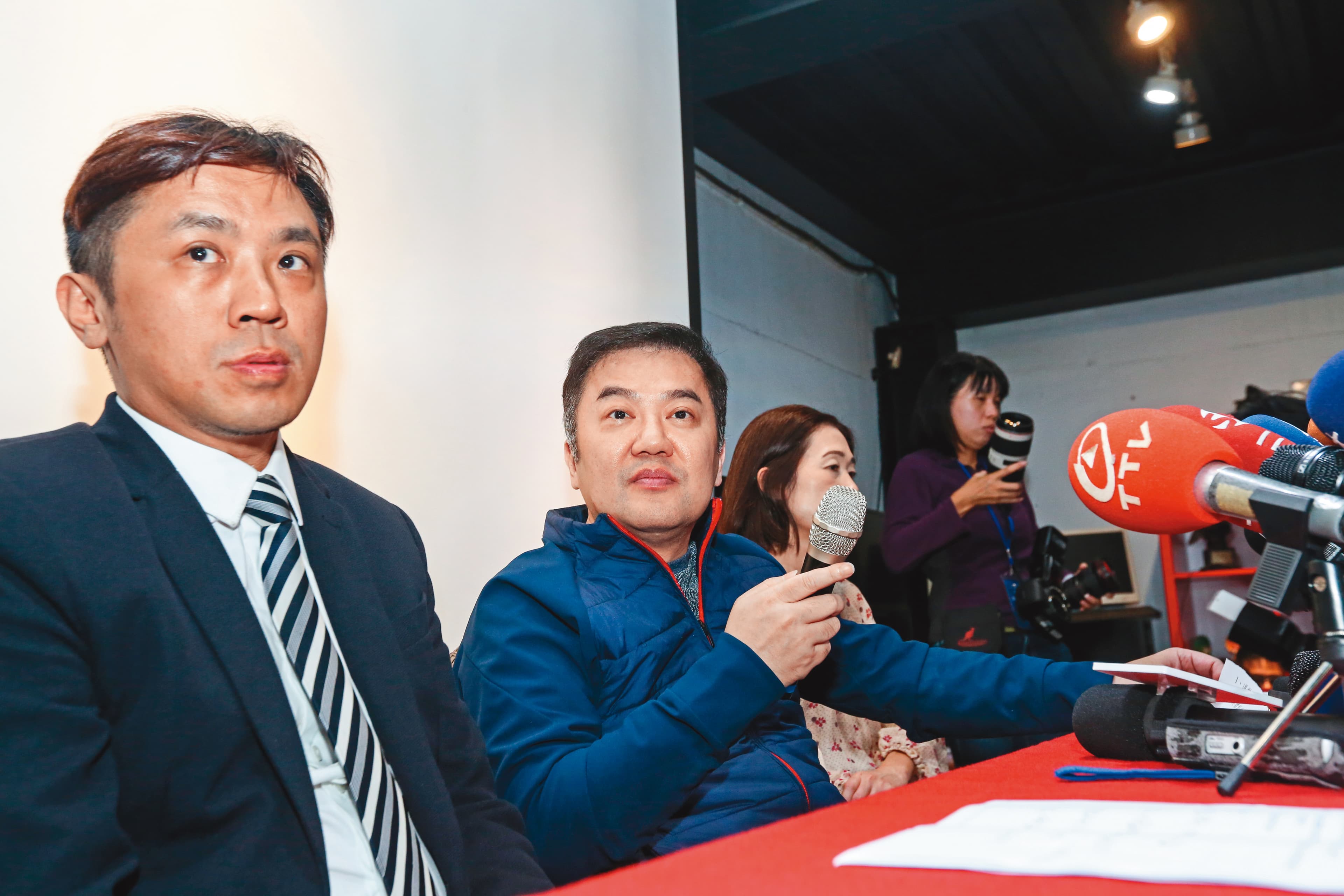 張綱維(左2)開記者會稱有10億元資金挹注,遠航將照飛,一旁兼任律師的公益獨董陳令軒(左)竟說:「遠航6月5日成立,是雙子座,容易心軟,需要溫暖,希望給遠航繼續經營機會。」