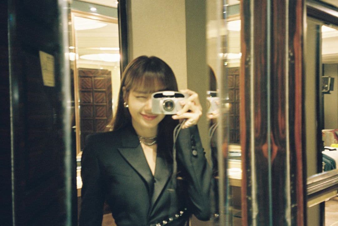 LISA對攝影有興趣,頗常拿著相機拍照。(翻攝自LISA IG)