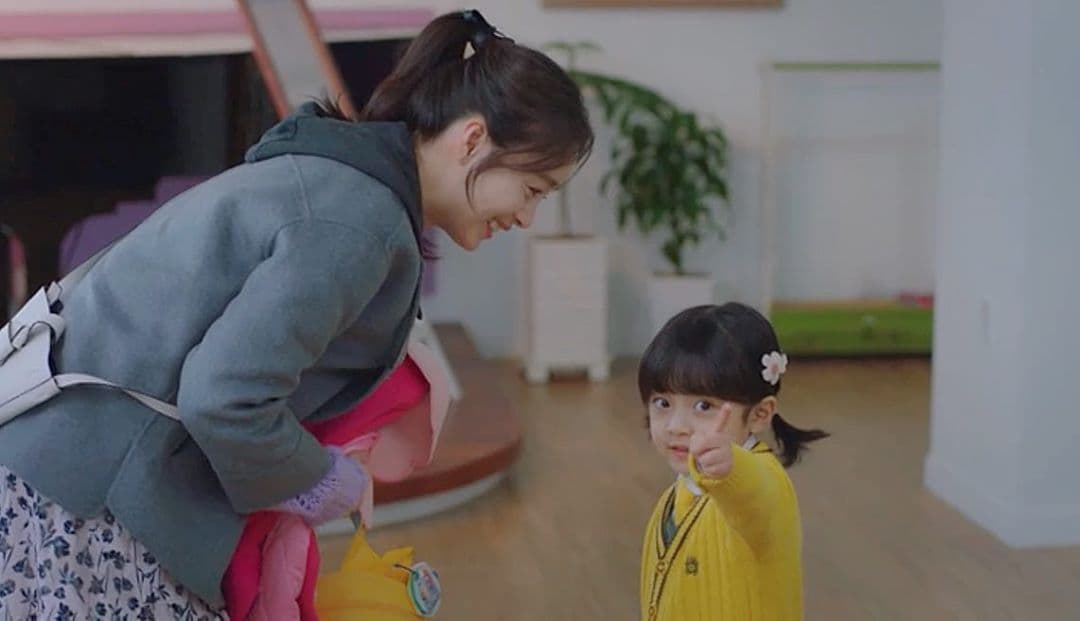 金泰希與徐宇真拍攝時像真的母女。(翻攝自_angel_elijah_IG)