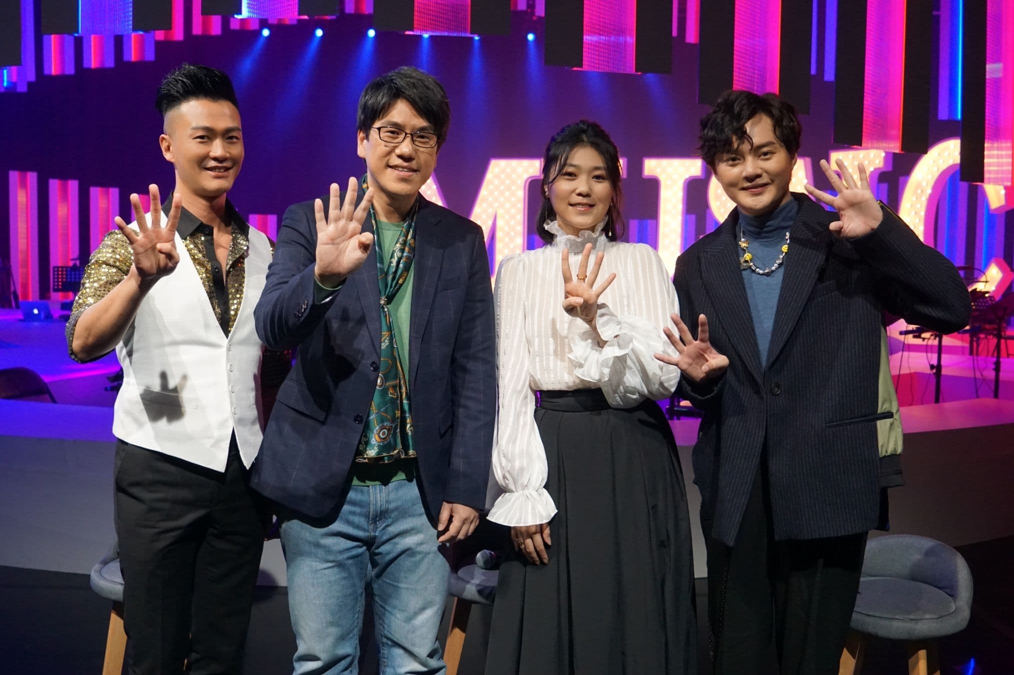 林俊逸(左起),馬世芳、曹雅雯、許富凱參加公視節目《音樂萬萬歲4》錄影。(公視提供)